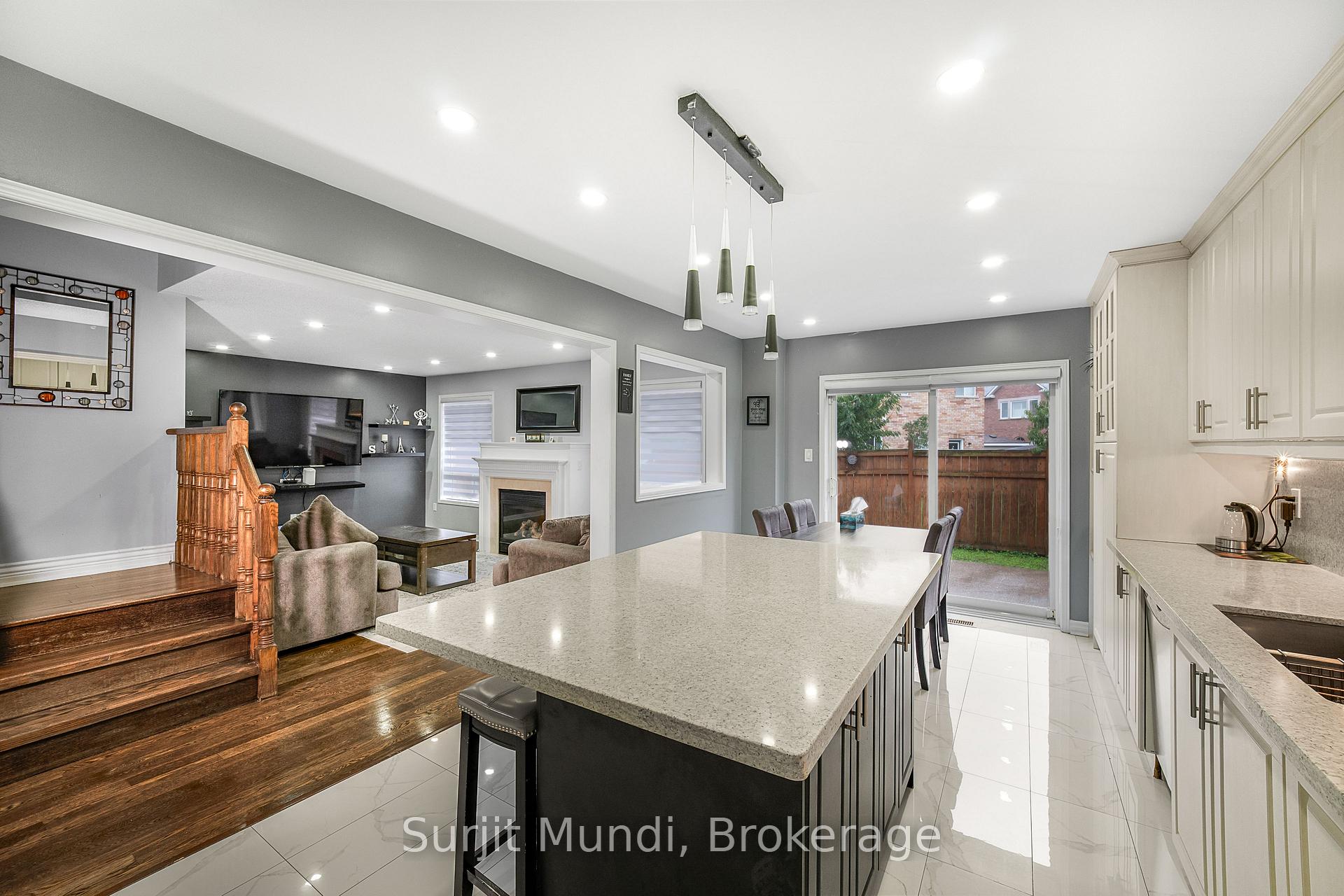 Photo 17 of 21 Amboise Crescent, Brampton, Fletcher's Meadow — HOMEH