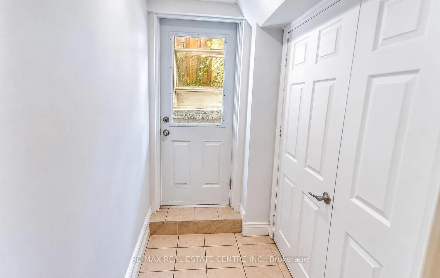 Photo 3 of 302 Southview Road, Oakville, West — HOMEH