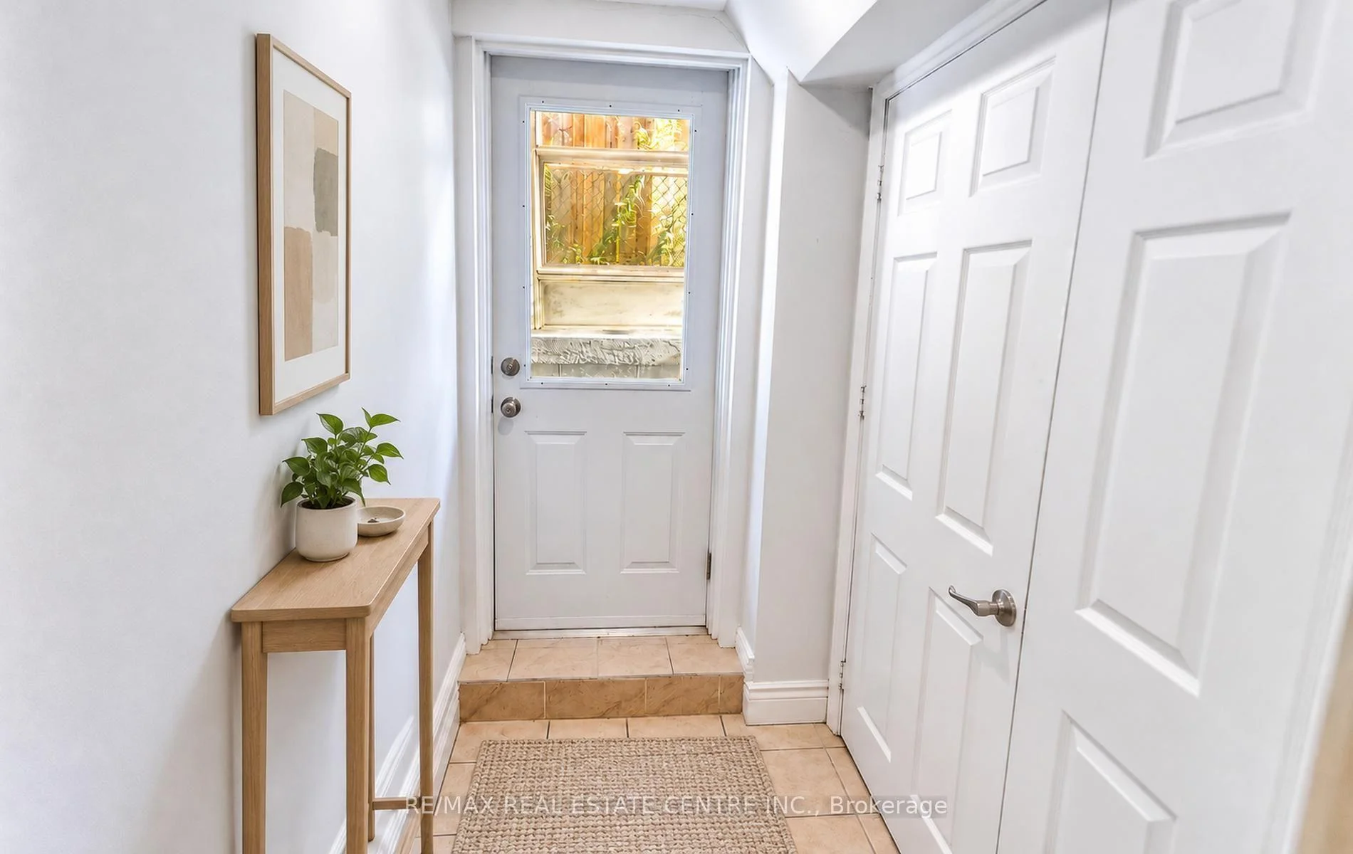 Photo 5 of 302 Southview Road, Oakville, West — HOMEH