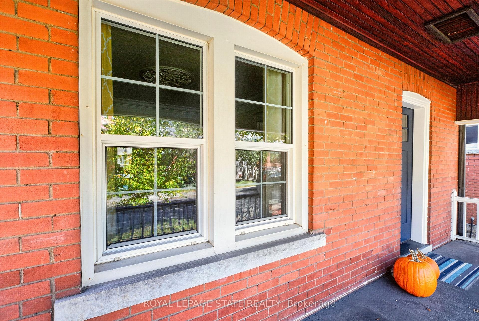 Photo 3 of 133 Rosslyn Avenue S, Hamilton, Delta — HOMEH