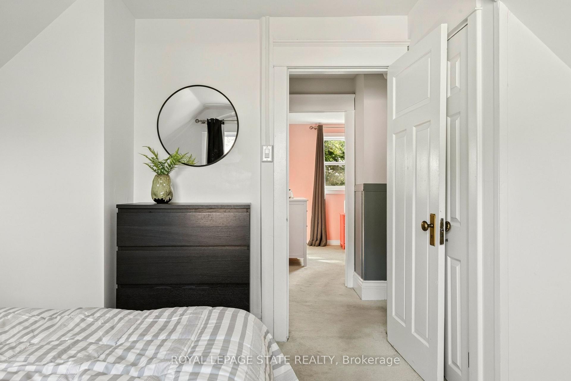 Photo 32 of 133 Rosslyn Avenue S, Hamilton, Delta — HOMEH