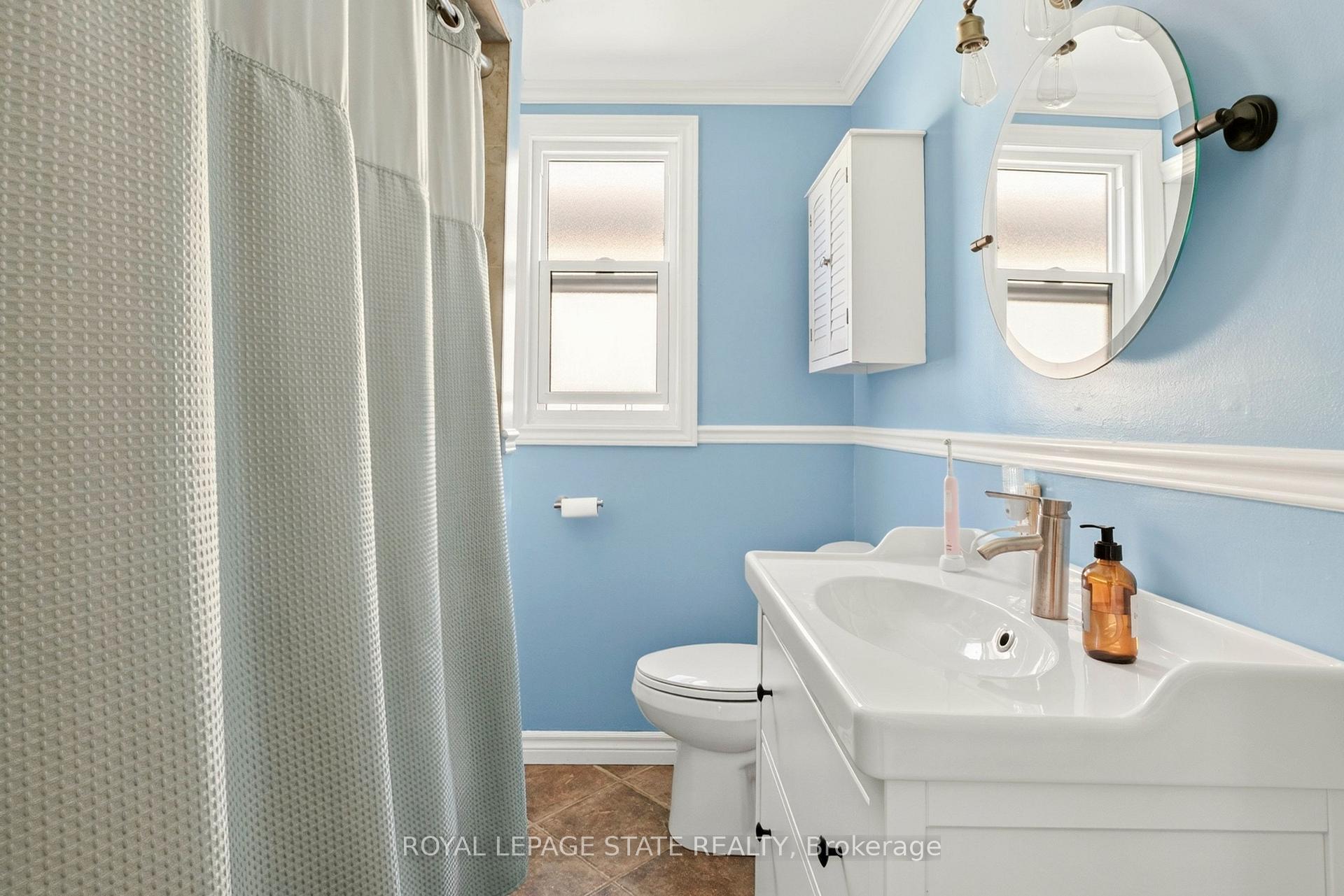 Photo 37 of 133 Rosslyn Avenue S, Hamilton, Delta — HOMEH