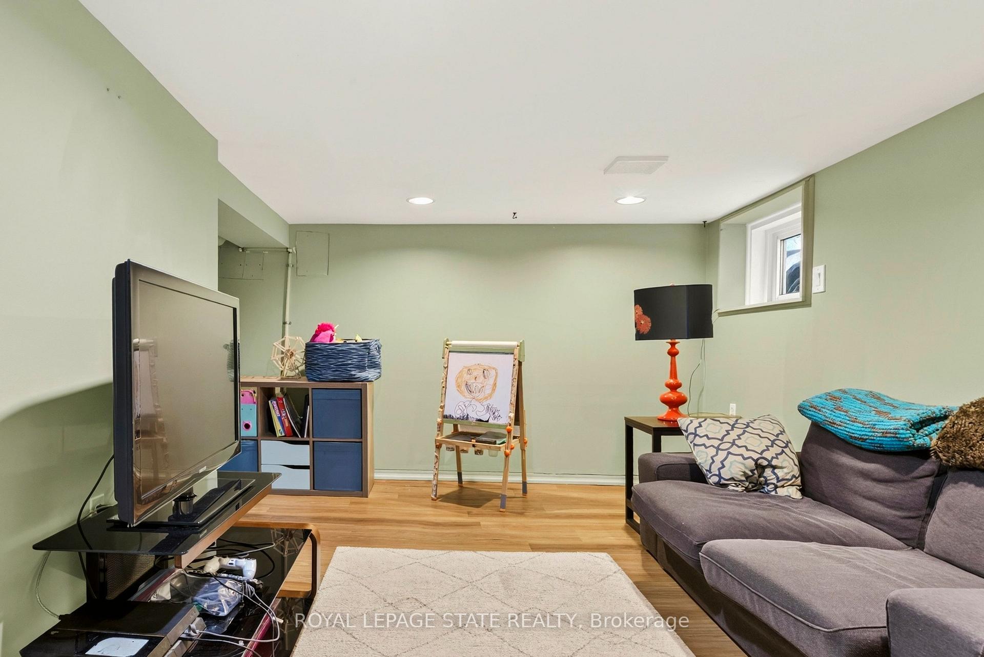 Photo 40 of 133 Rosslyn Avenue S, Hamilton, Delta — HOMEH