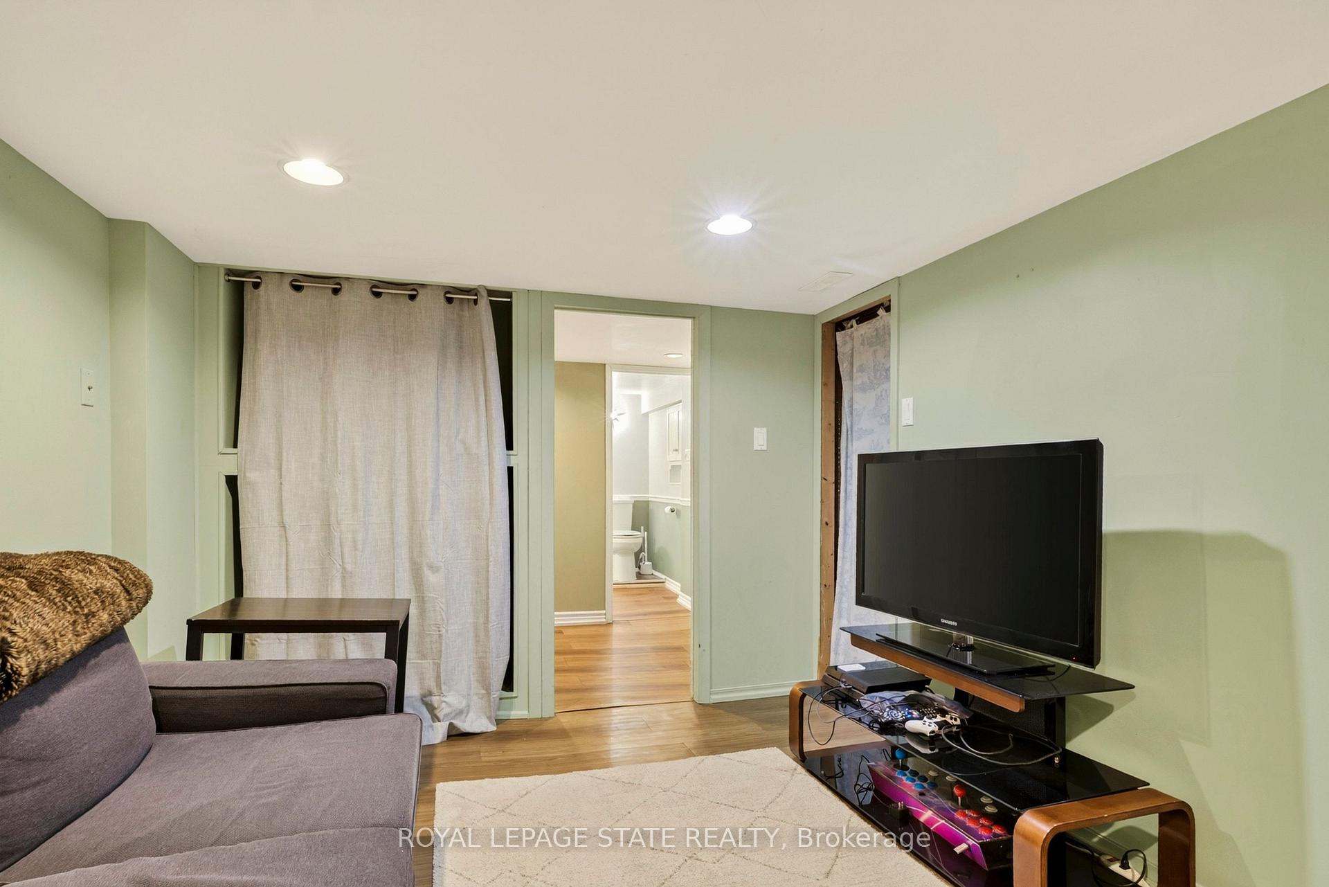 Photo 41 of 133 Rosslyn Avenue S, Hamilton, Delta — HOMEH
