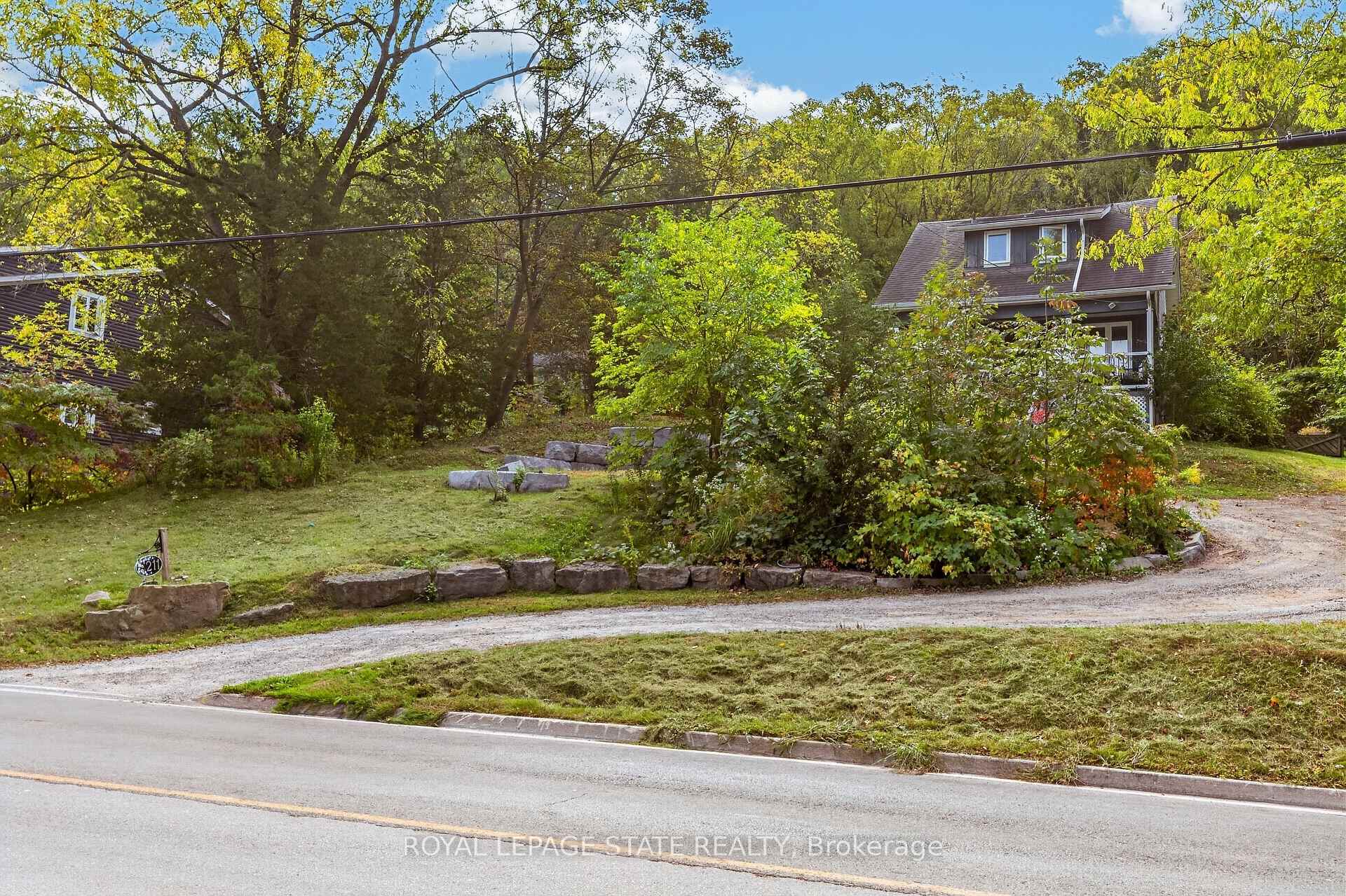 Photo 5 of 211 Main Street W, Grimsby, Grimsby West — HOMEH