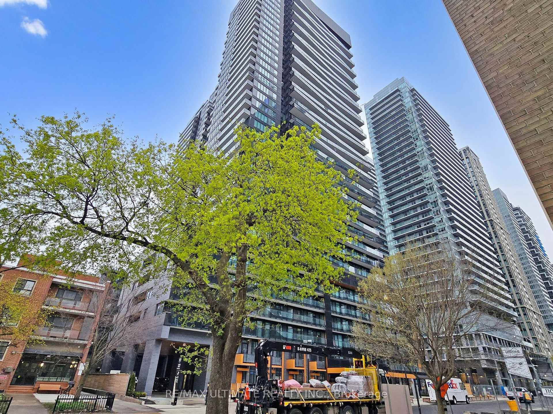 Photo 2 of Unit 207, 117 Broadway Avenue, Toronto, Mount Pleasant West — HOMEH
