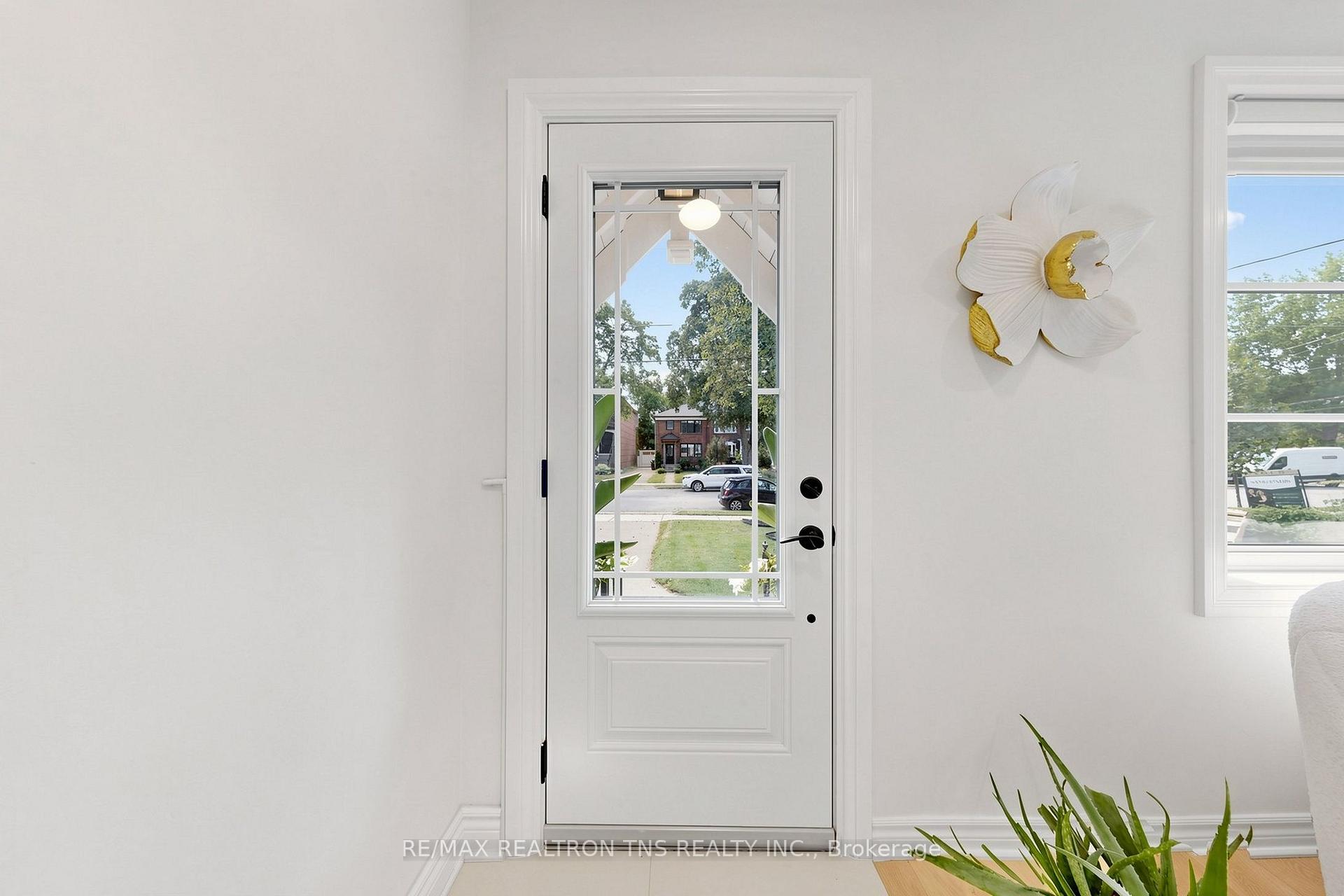 Photo 3 of 136 Glenvale Boulevard, Toronto, Leaside — HOMEH