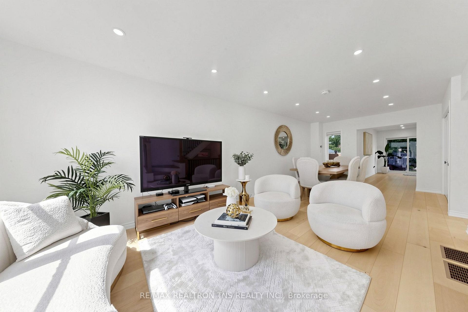 Photo 4 of 136 Glenvale Boulevard, Toronto, Leaside — HOMEH