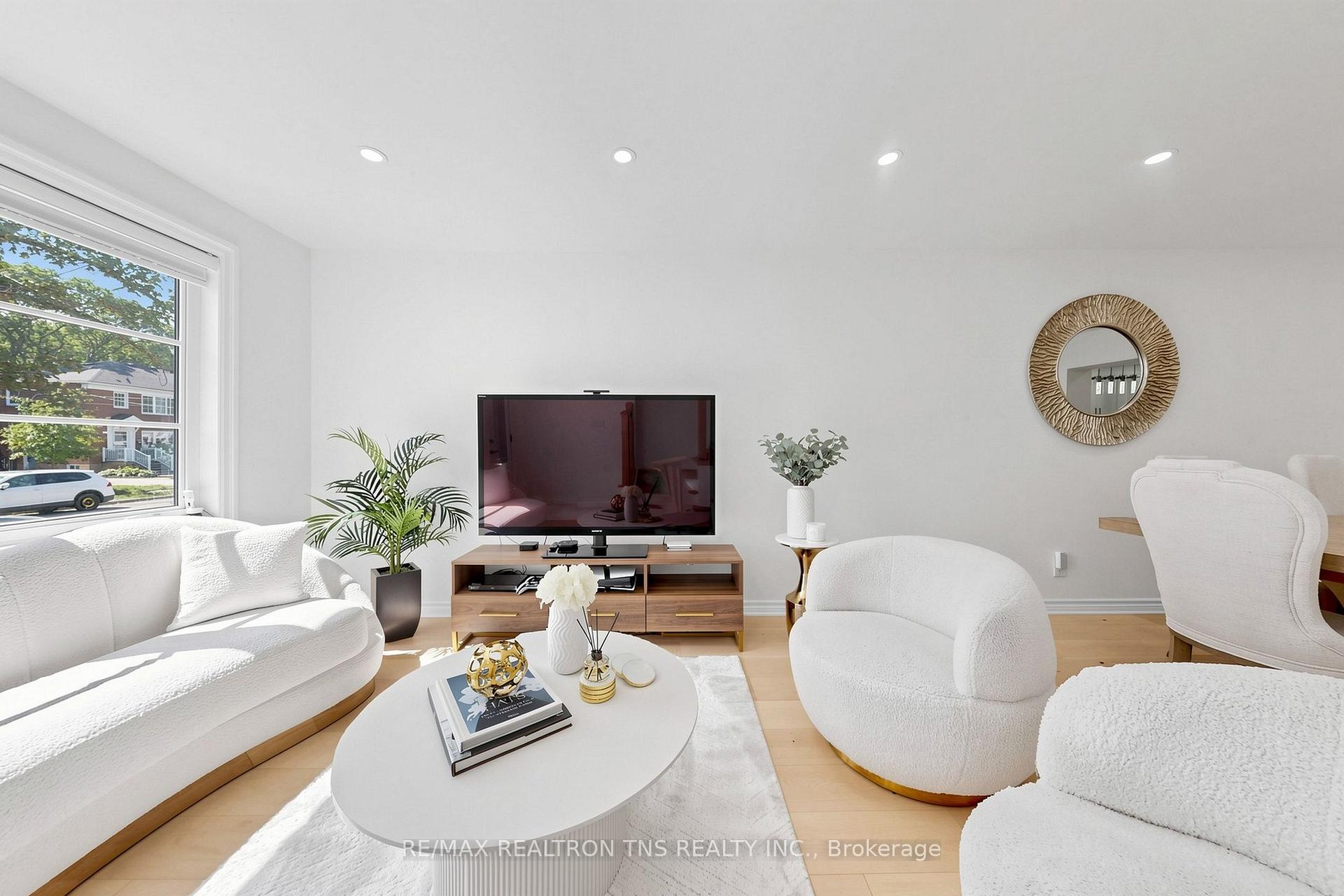 Photo 5 of 136 Glenvale Boulevard, Toronto, Leaside — HOMEH