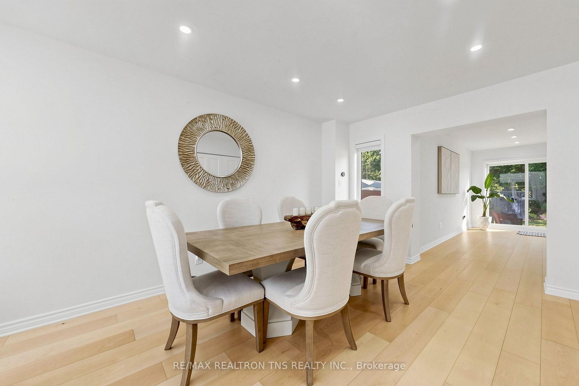 Photo 9 of 136 Glenvale Boulevard, Toronto, Leaside — HOMEH