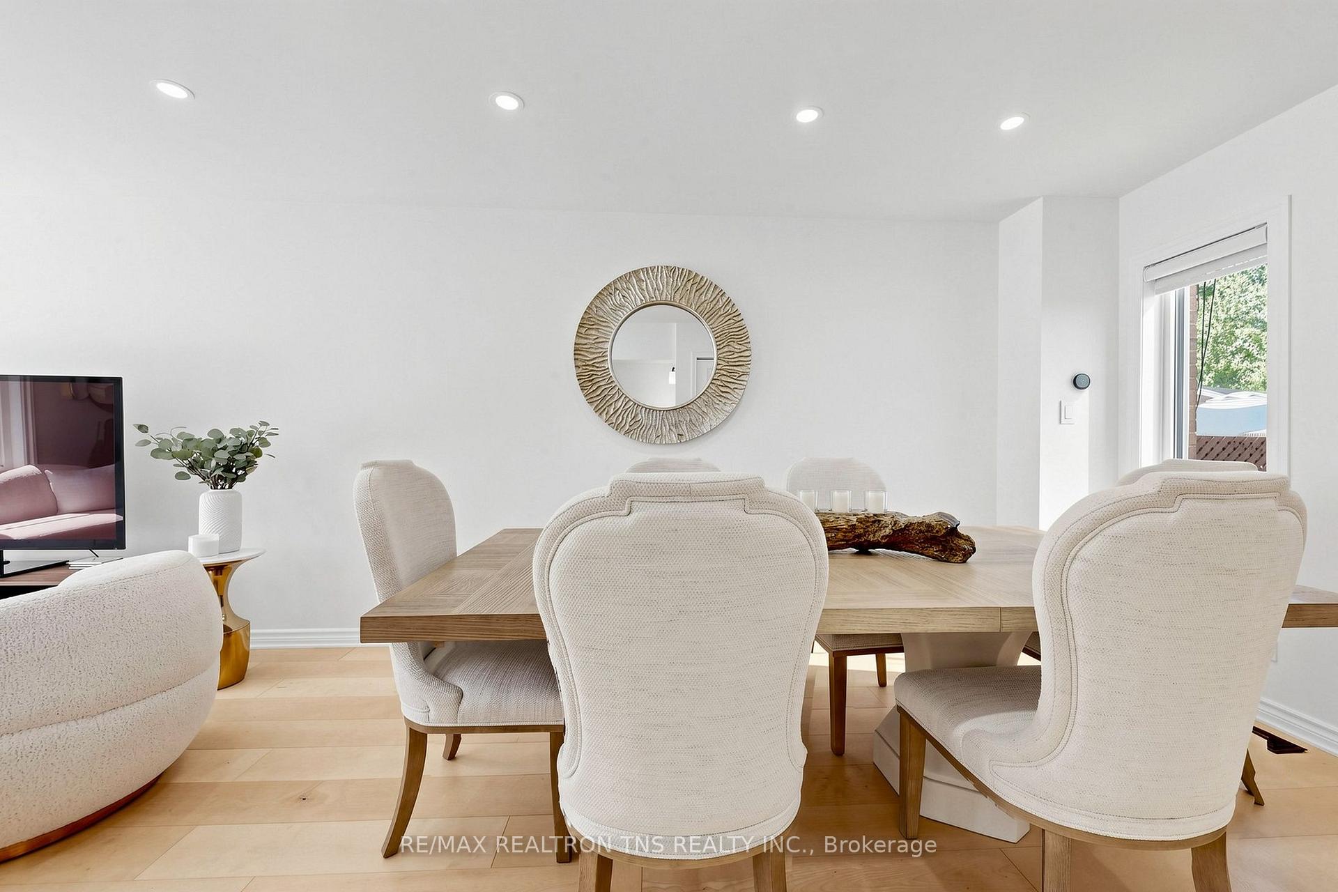 Photo 10 of 136 Glenvale Boulevard, Toronto, Leaside — HOMEH