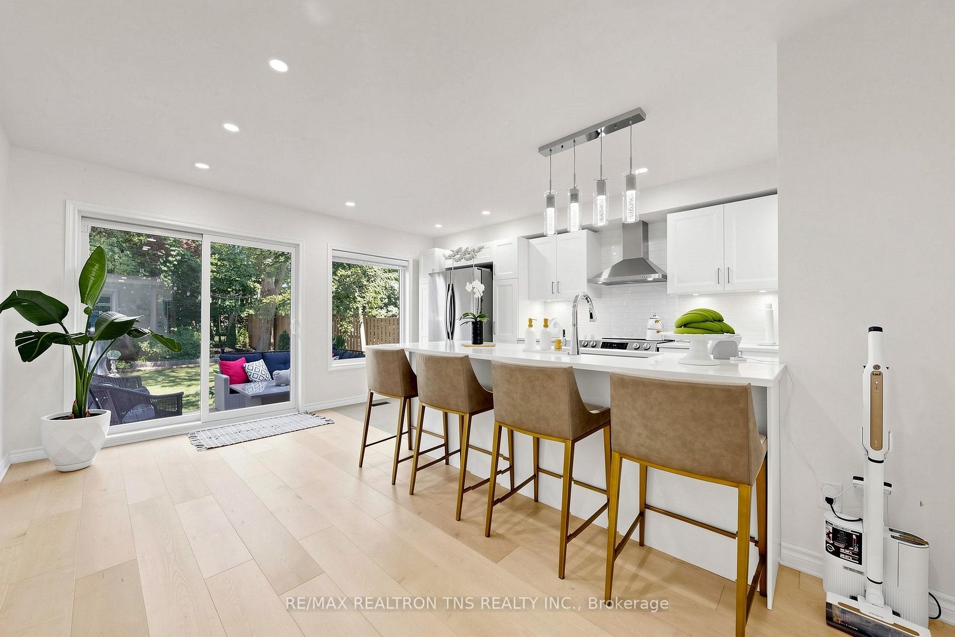 Photo 12 of 136 Glenvale Boulevard, Toronto, Leaside — HOMEH