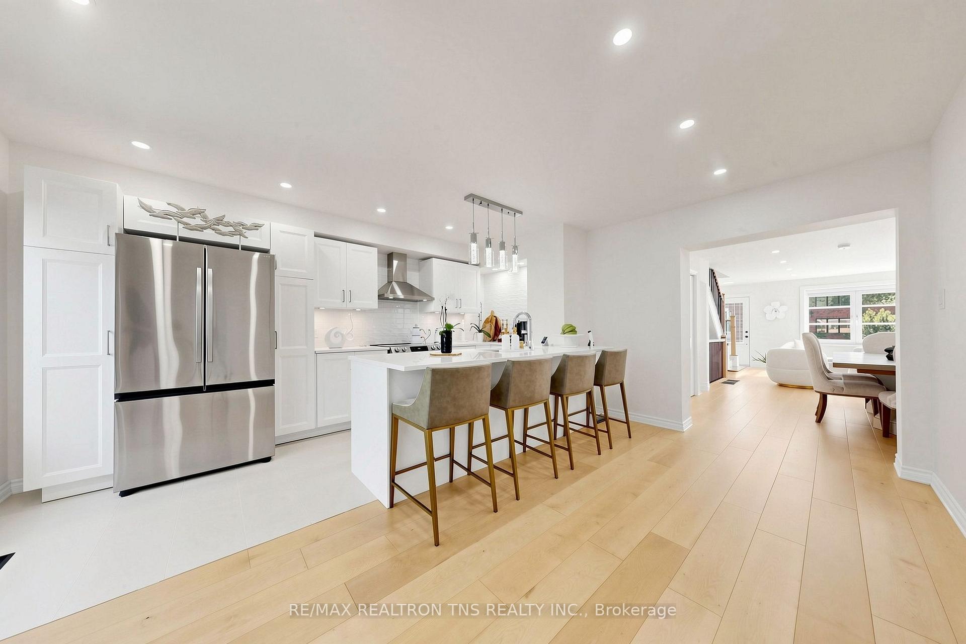 Photo 14 of 136 Glenvale Boulevard, Toronto, Leaside — HOMEH