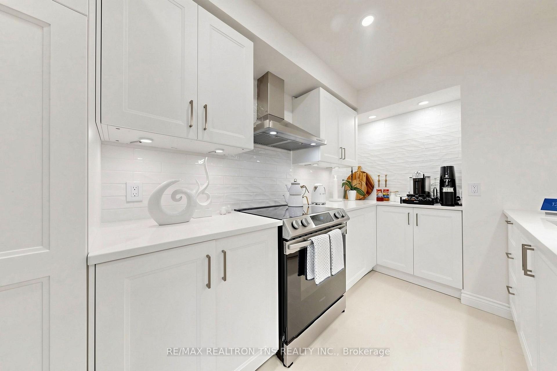 Photo 17 of 136 Glenvale Boulevard, Toronto, Leaside — HOMEH