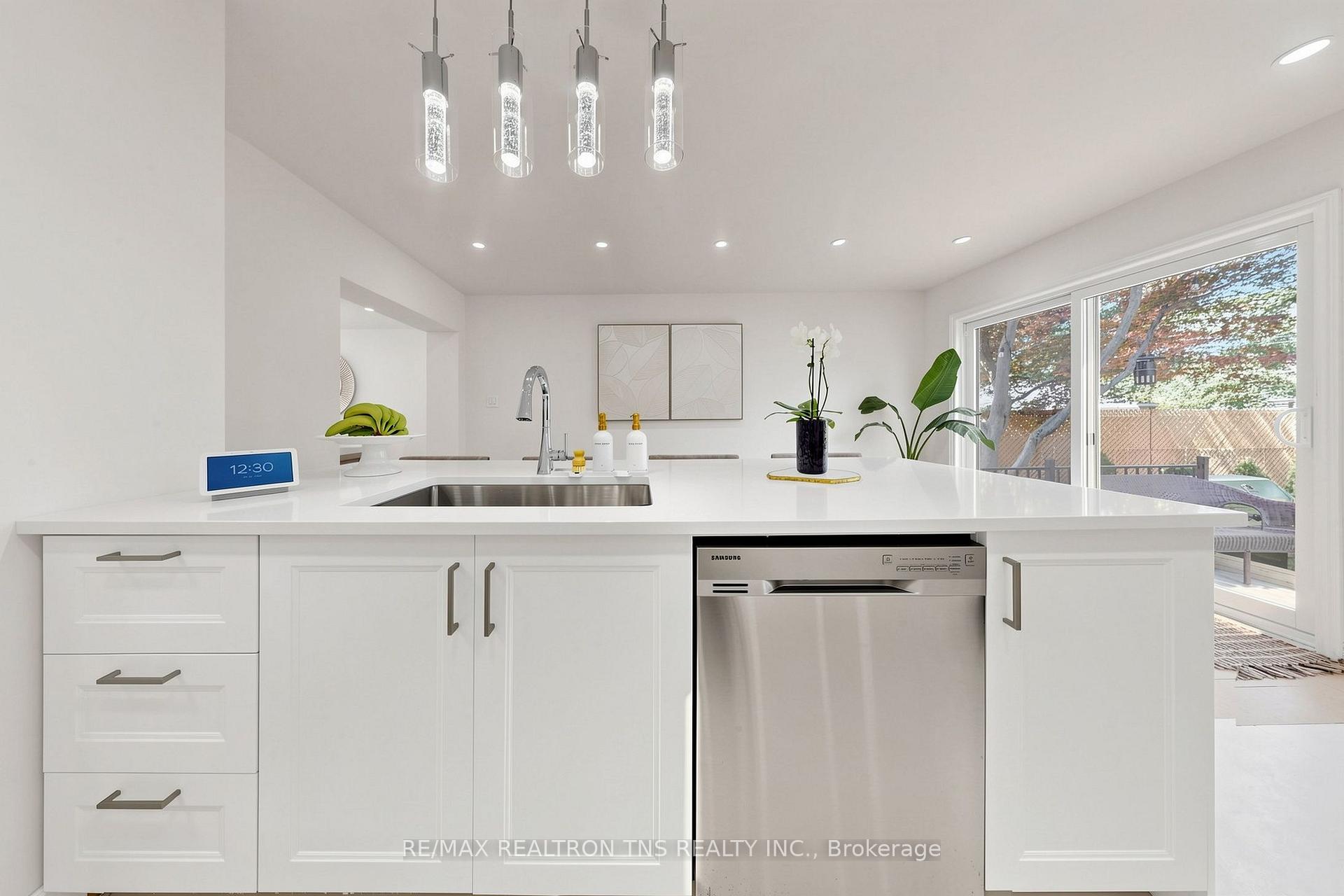 Photo 18 of 136 Glenvale Boulevard, Toronto, Leaside — HOMEH