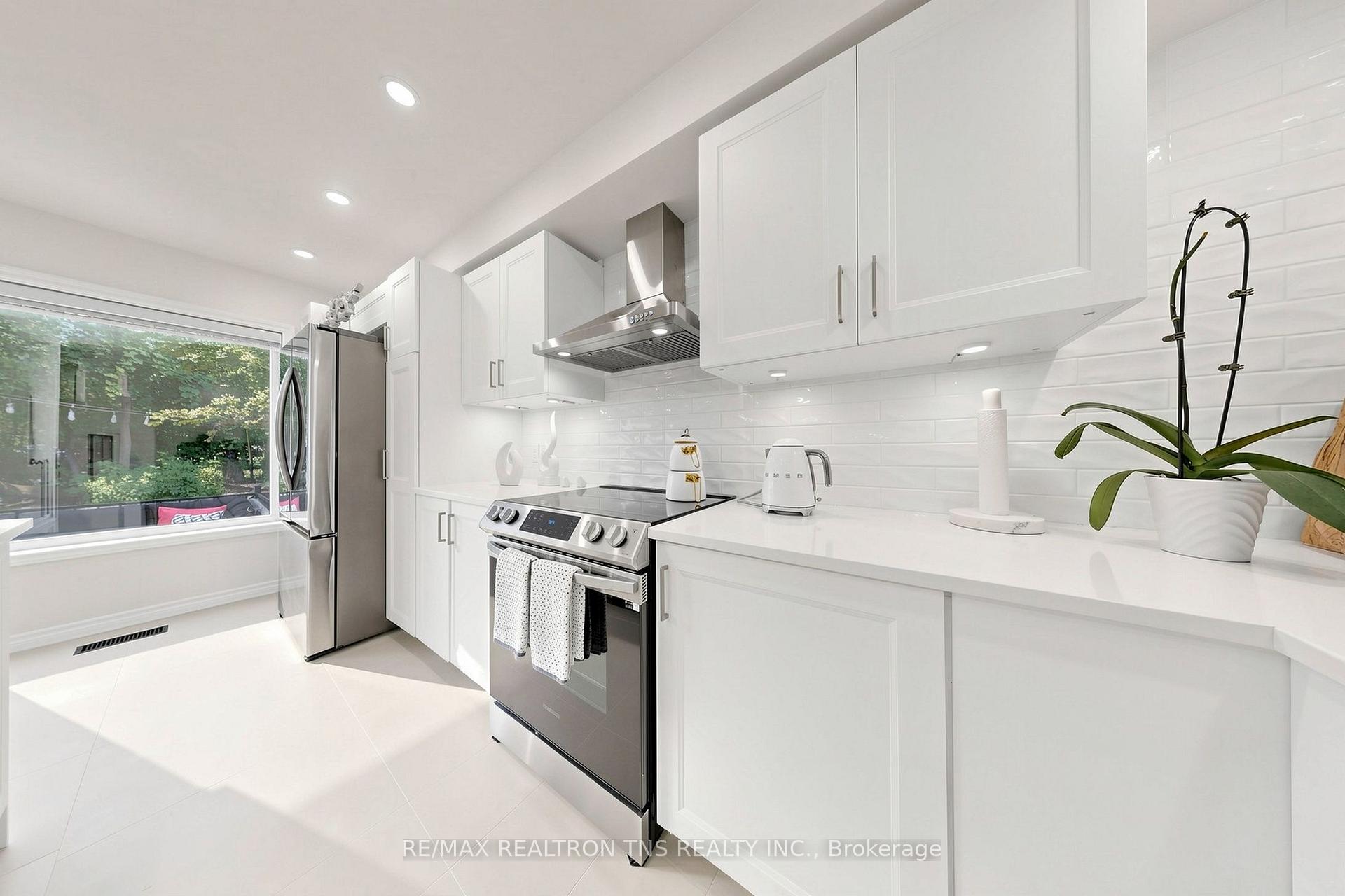 Photo 20 of 136 Glenvale Boulevard, Toronto, Leaside — HOMEH