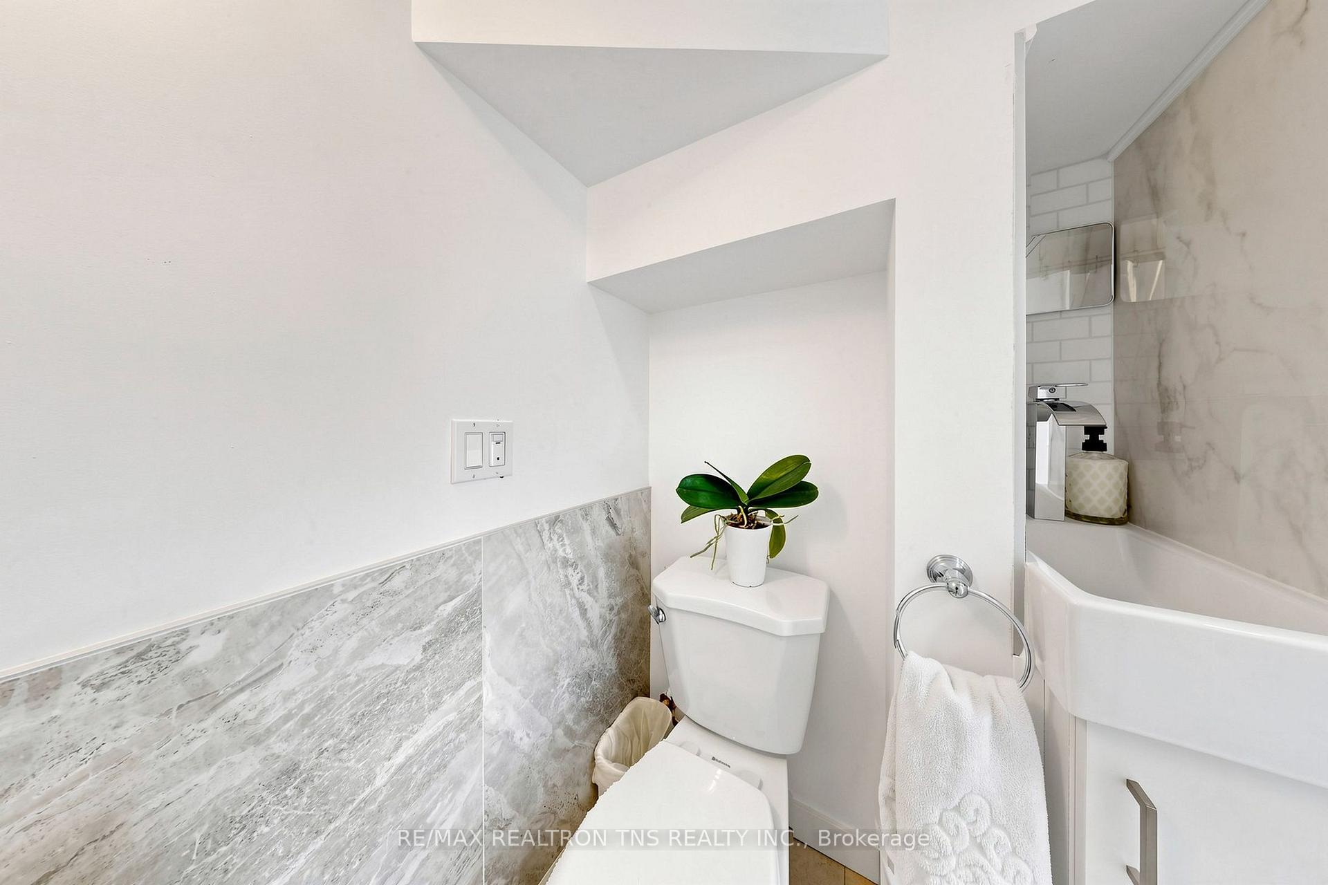 Photo 39 of 136 Glenvale Boulevard, Toronto, Leaside — HOMEH