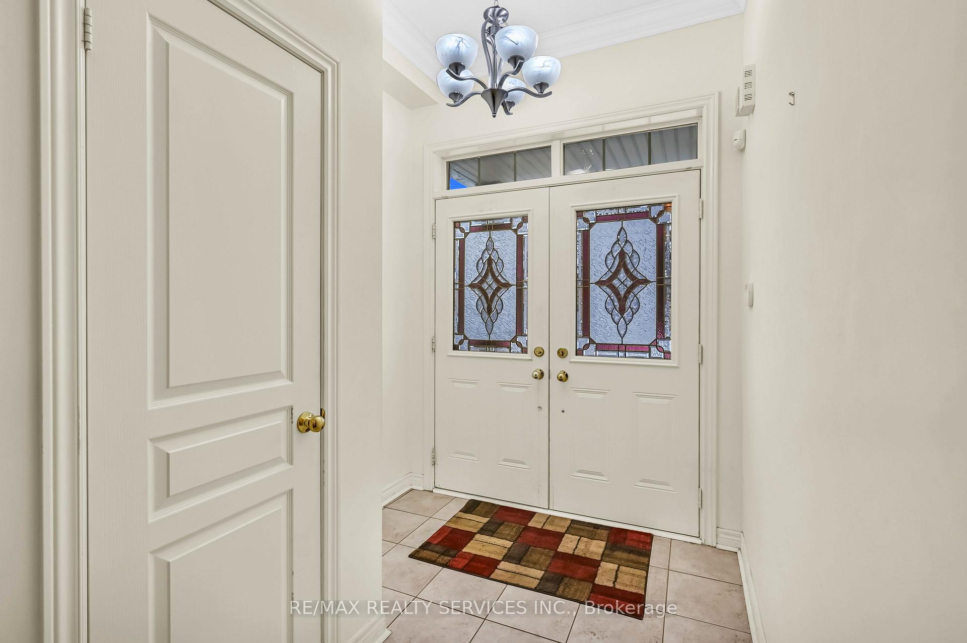 Photo 4 of 3 Bellcrest Road, Brampton, Credit Valley — HOMEH