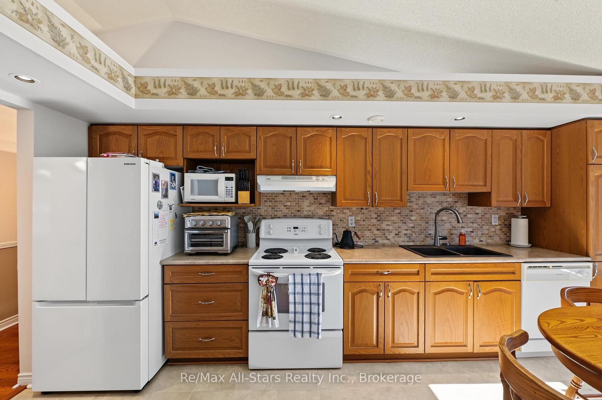 Photo 15 of 9 Hillview Drive, Kawartha Lakes, Bobcaygeon — HOMEH