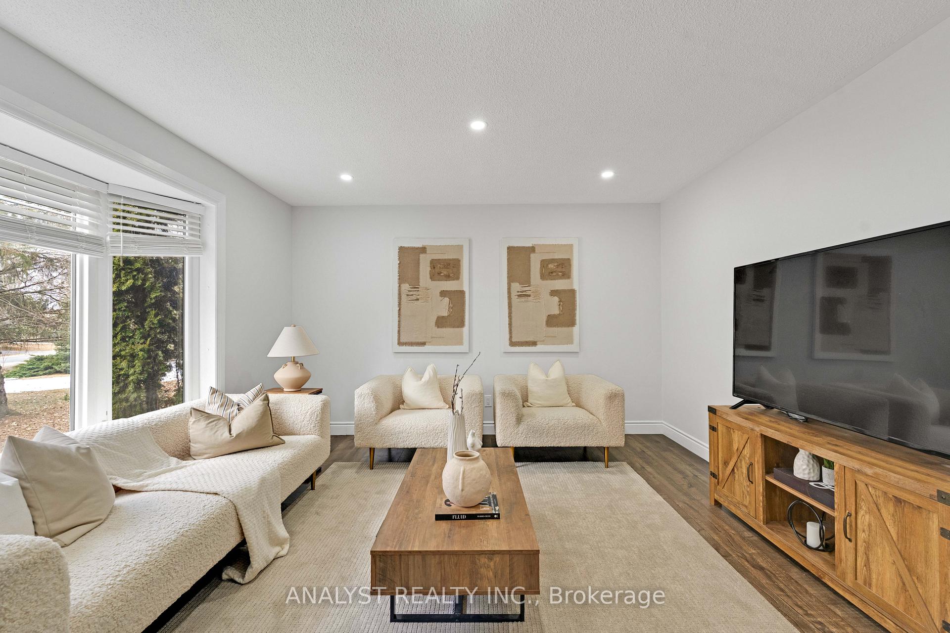 Photo 2 of 19 Pine Park Boulevard, Adjala-Tosorontio, Everett — HOMEH