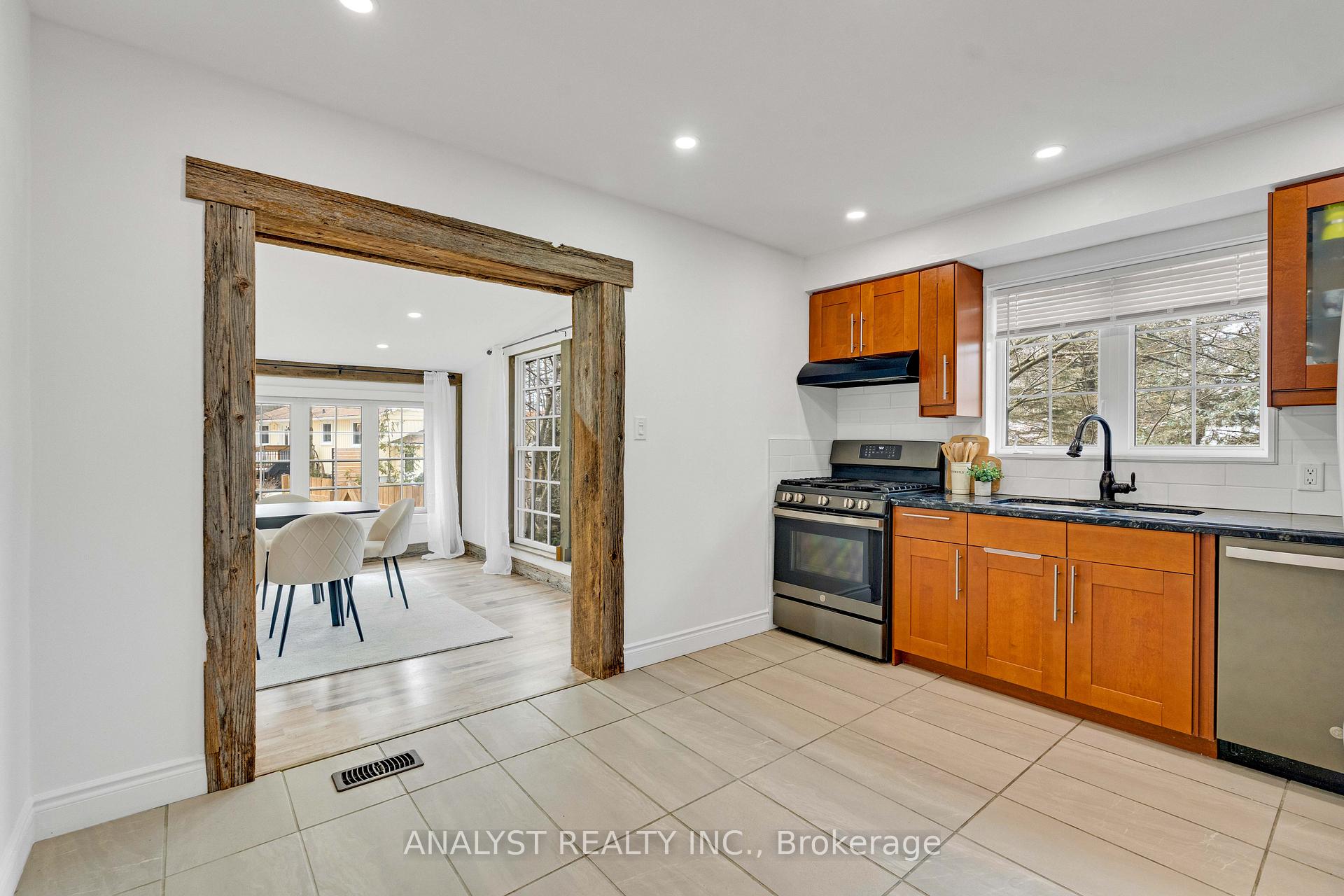 Photo 4 of 19 Pine Park Boulevard, Adjala-Tosorontio, Everett — HOMEH