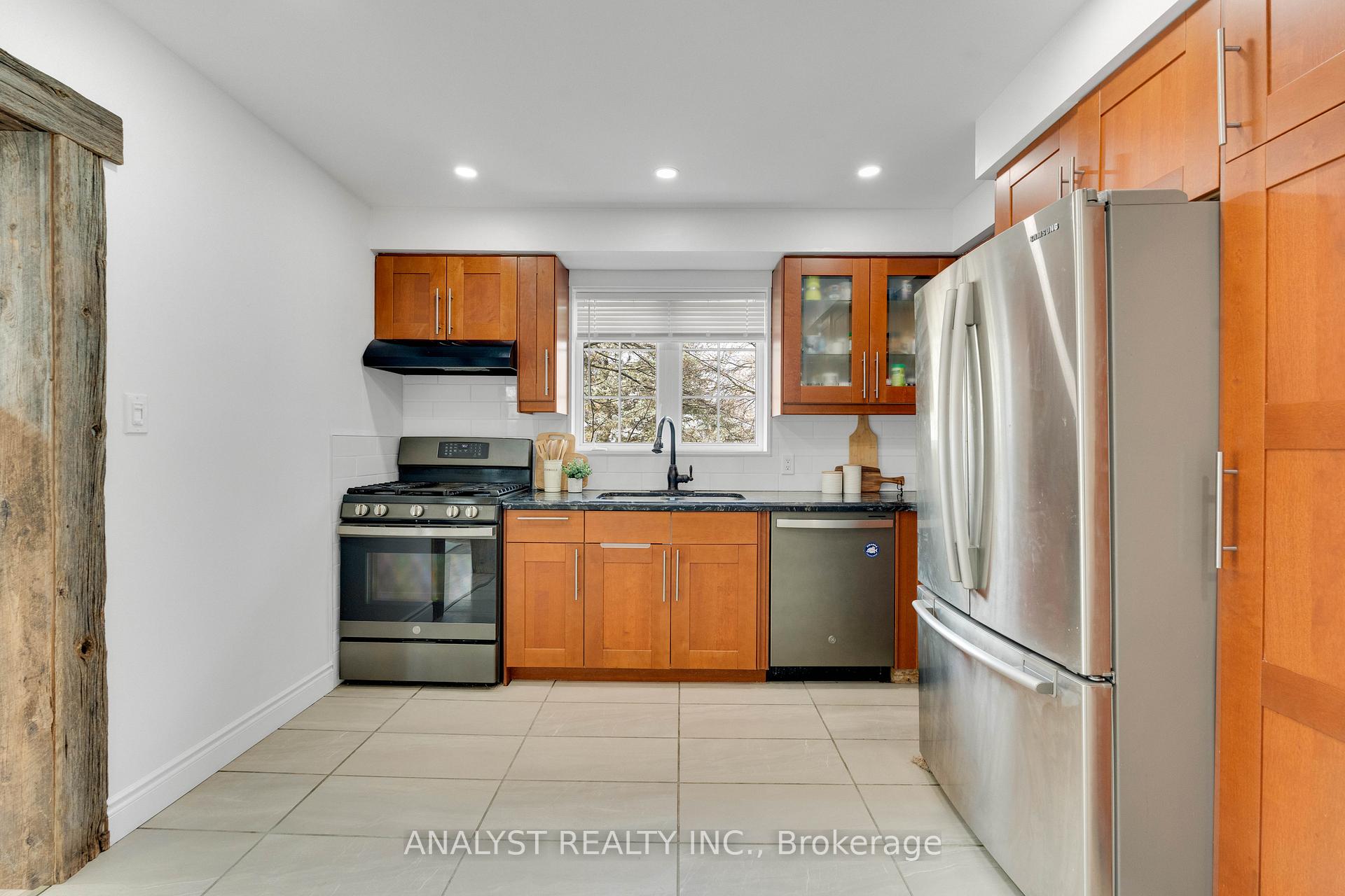 Photo 5 of 19 Pine Park Boulevard, Adjala-Tosorontio, Everett — HOMEH
