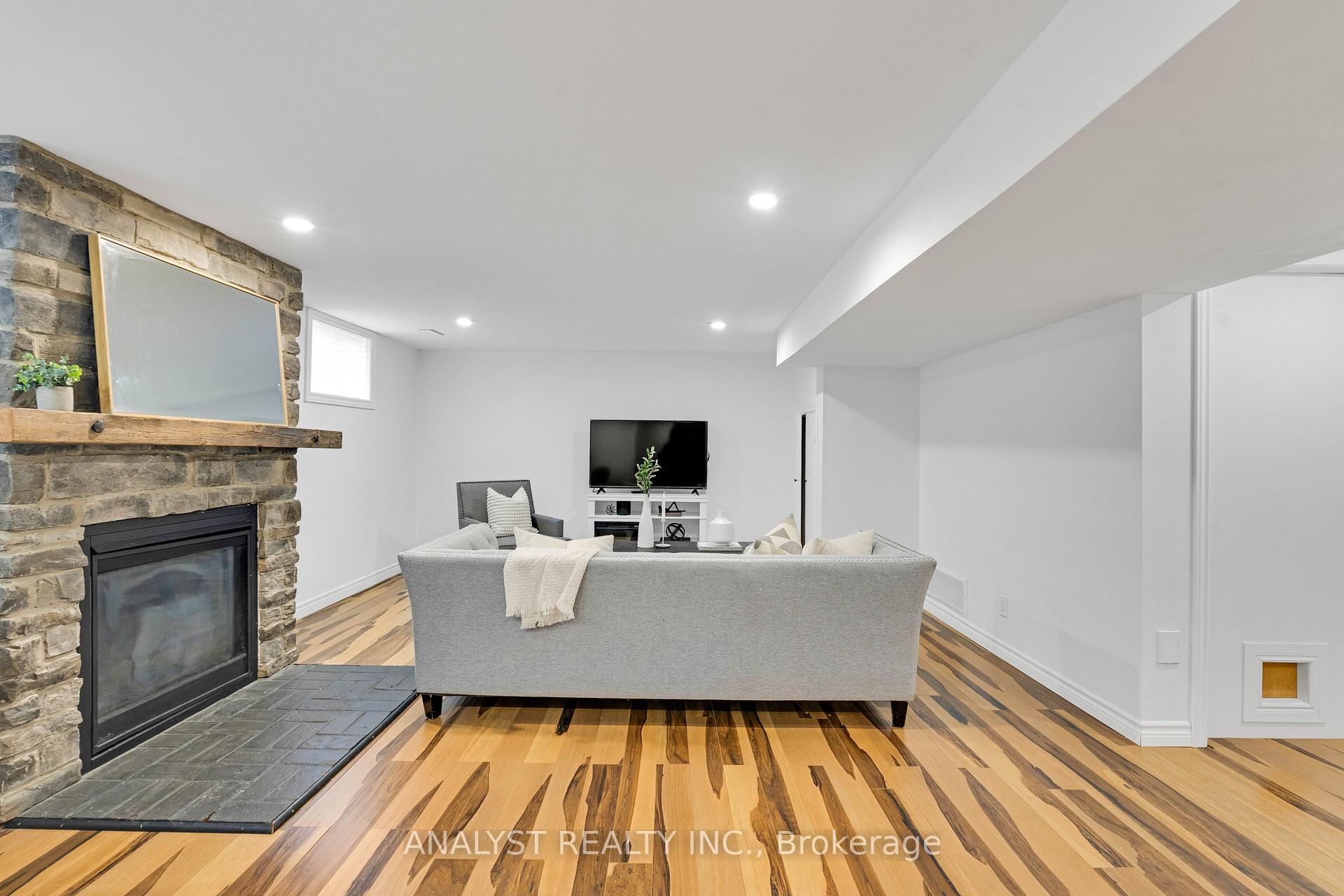 Photo 15 of 19 Pine Park Boulevard, Adjala-Tosorontio, Everett — HOMEH