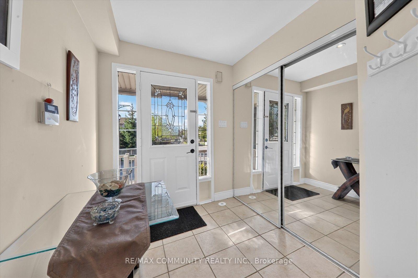 Photo 5 of 82 Burgeess Crescent, Newmarket, Summerhill Estates — HOMEH