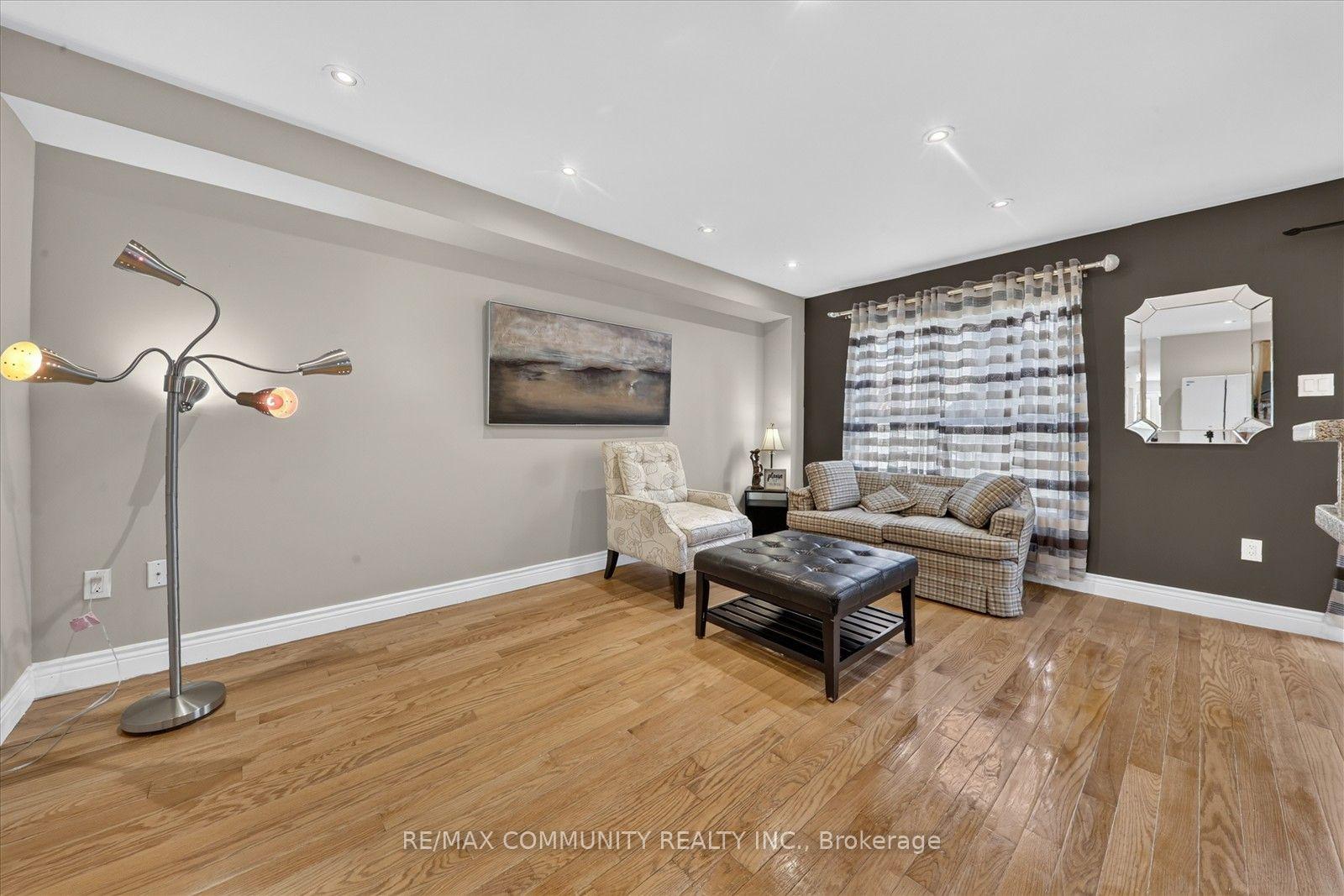 Photo 10 of 82 Burgeess Crescent, Newmarket, Summerhill Estates — HOMEH