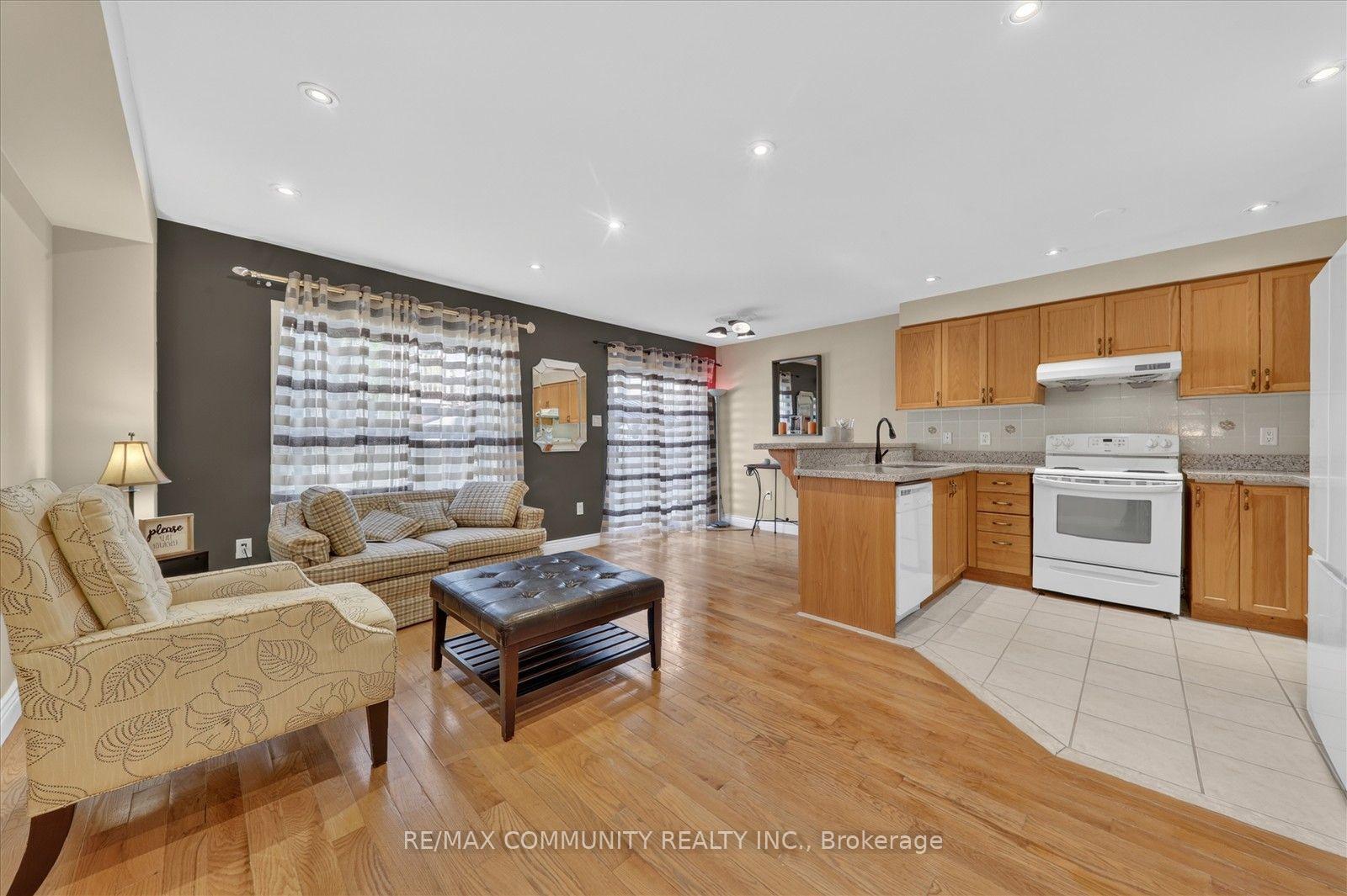 Photo 12 of 82 Burgeess Crescent, Newmarket, Summerhill Estates — HOMEH