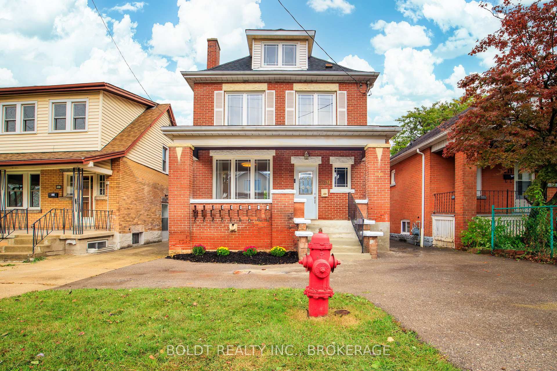 Photo of 209 Rosslyn Avenue S