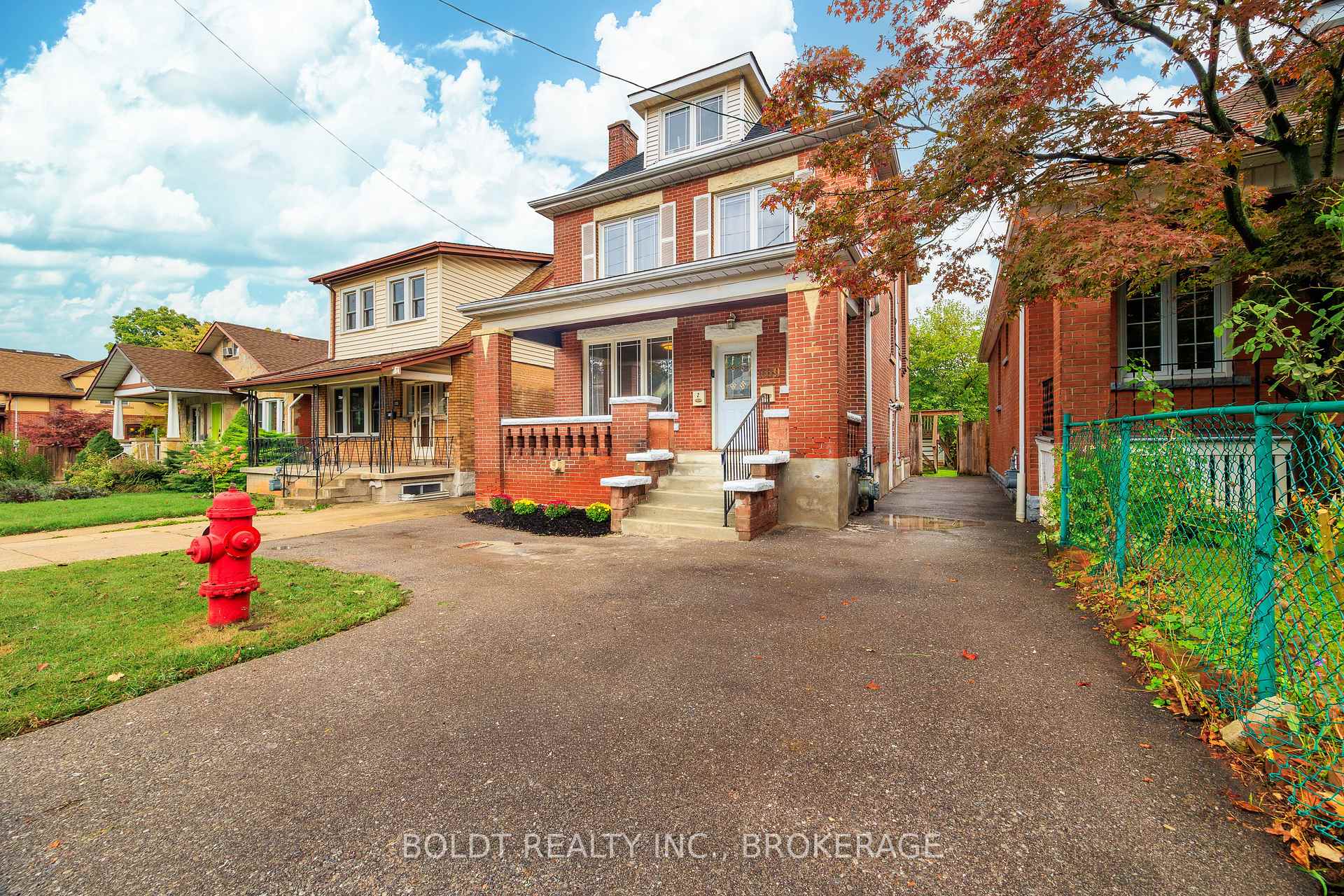 Photo 2 of 209 Rosslyn Avenue S, Hamilton, Delta — HOMEH