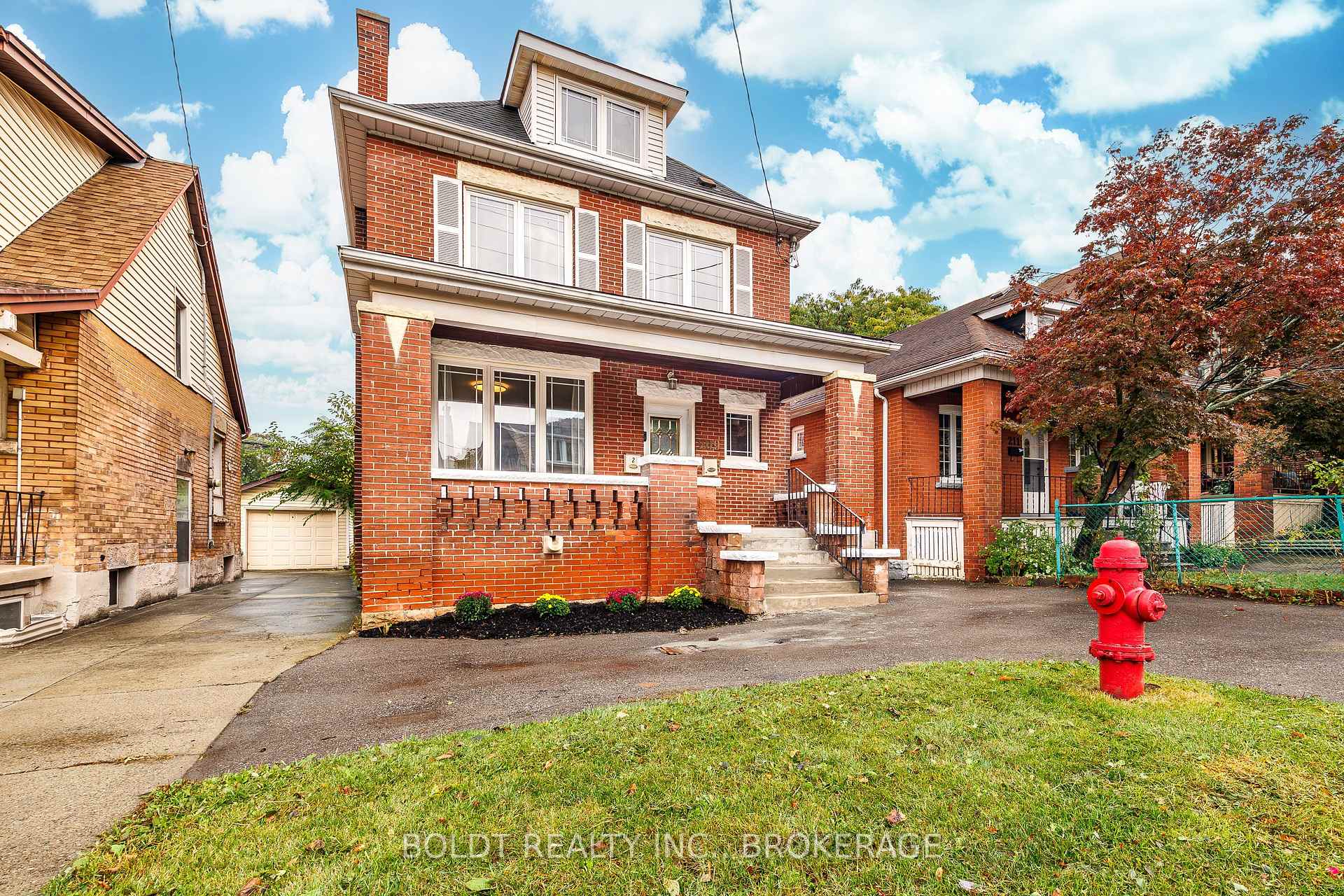 Photo 3 of 209 Rosslyn Avenue S, Hamilton, Delta — HOMEH