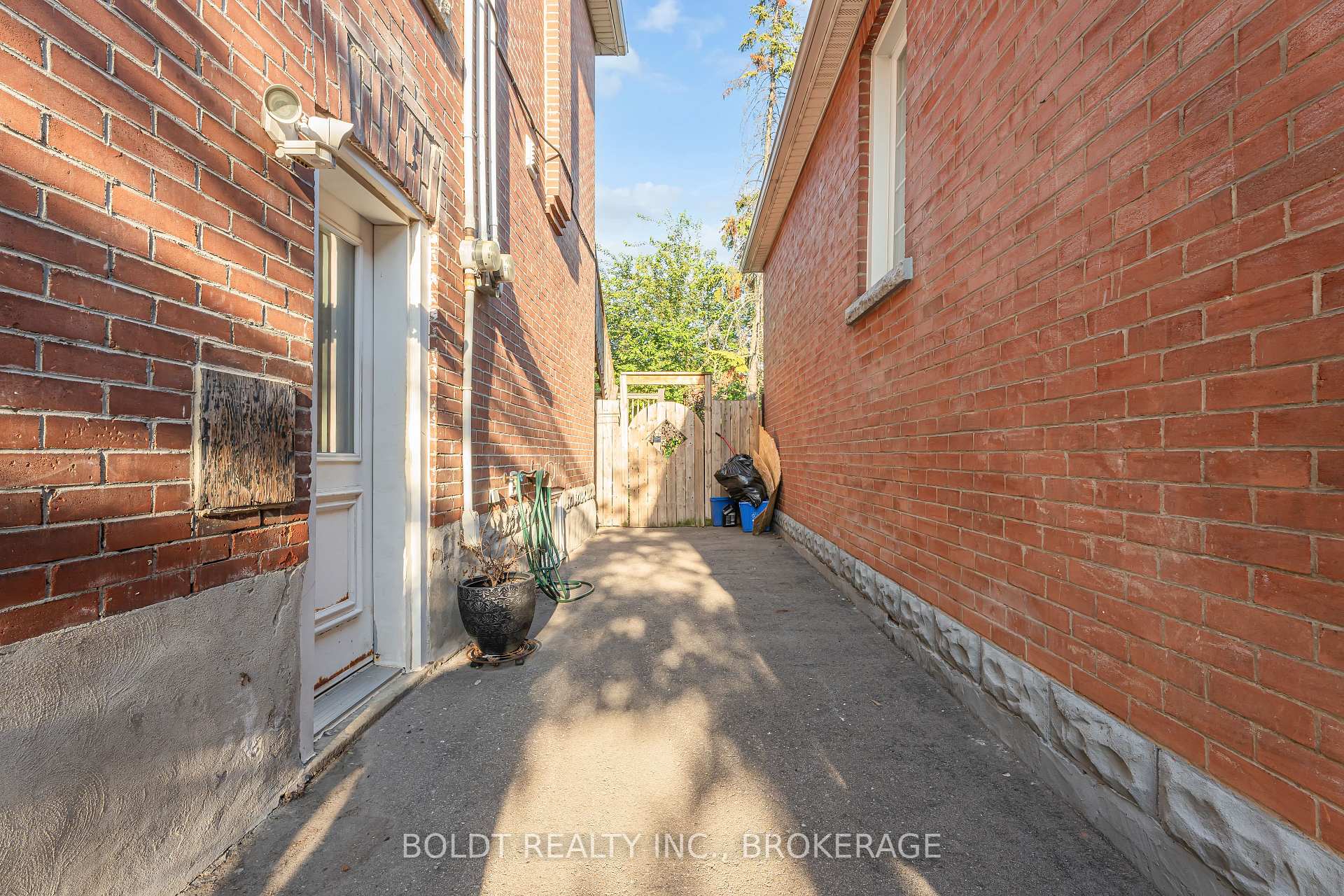 Photo 5 of 209 Rosslyn Avenue S, Hamilton, Delta — HOMEH