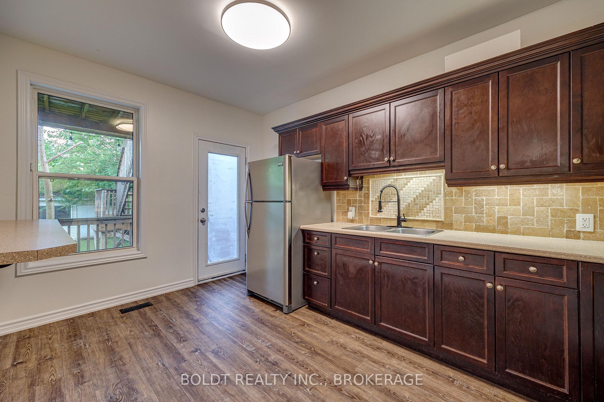 Photo 6 of 209 Rosslyn Avenue S, Hamilton, Delta — HOMEH