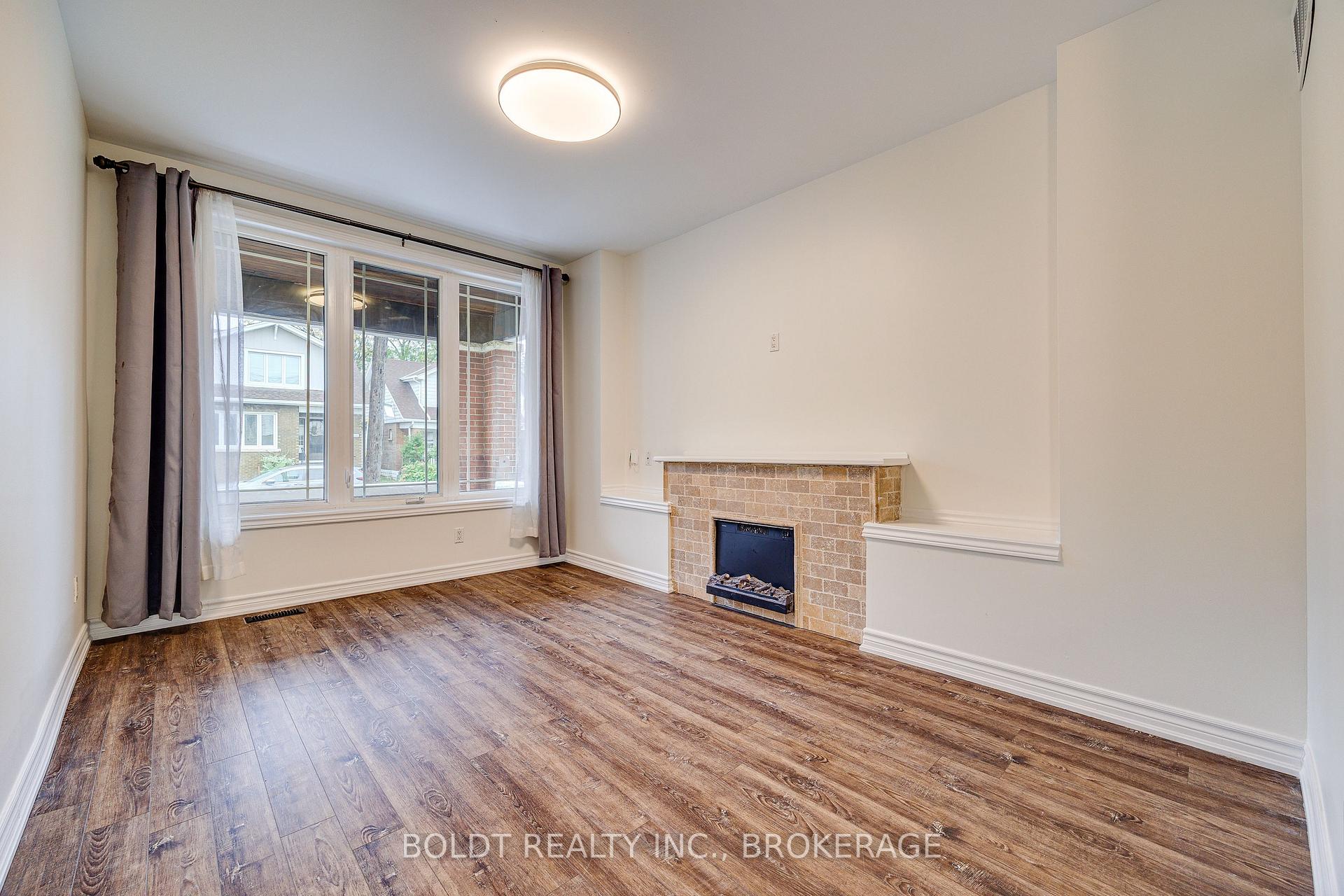 Photo 8 of 209 Rosslyn Avenue S, Hamilton, Delta — HOMEH