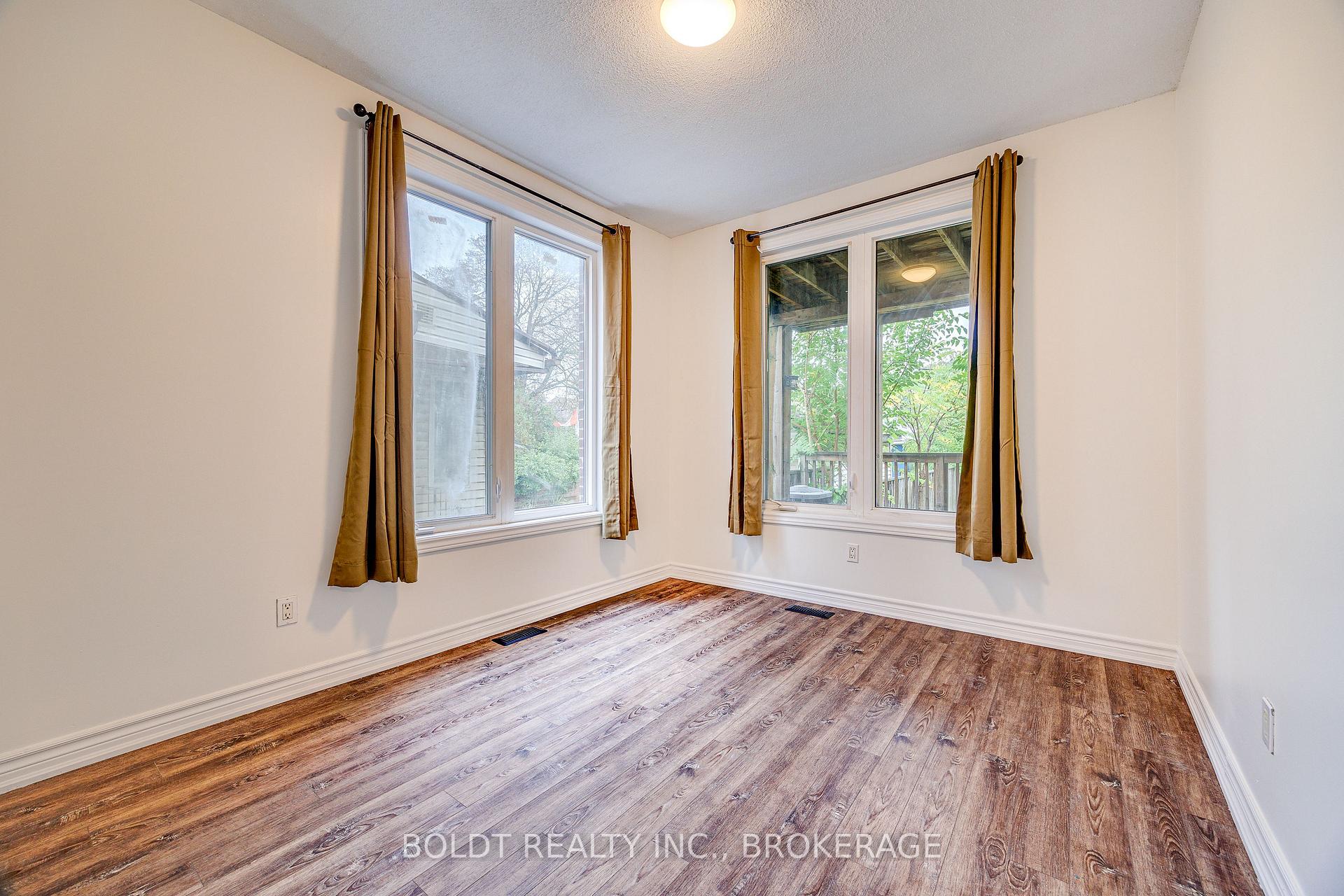 Photo 10 of 209 Rosslyn Avenue S, Hamilton, Delta — HOMEH