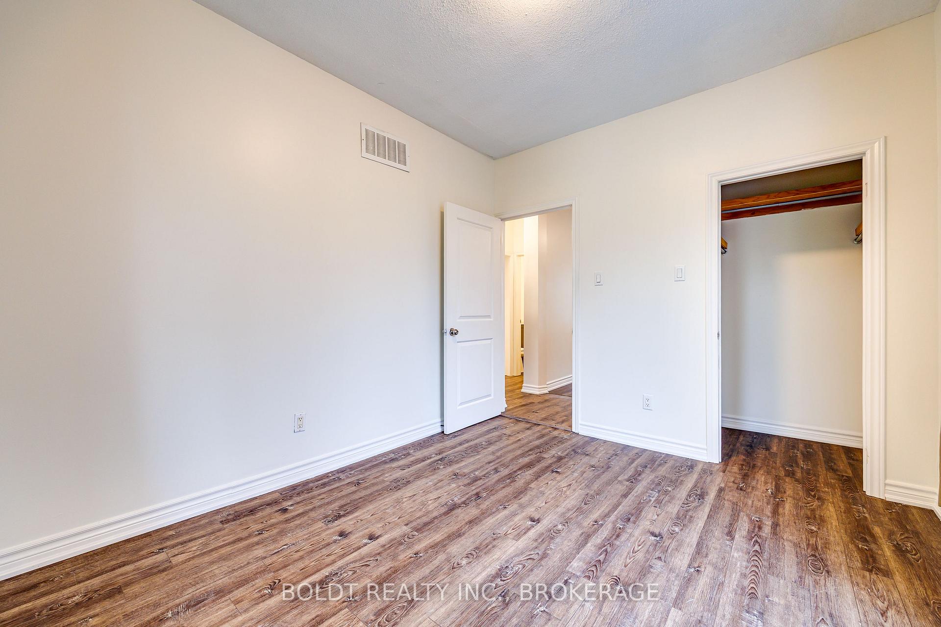 Photo 11 of 209 Rosslyn Avenue S, Hamilton, Delta — HOMEH