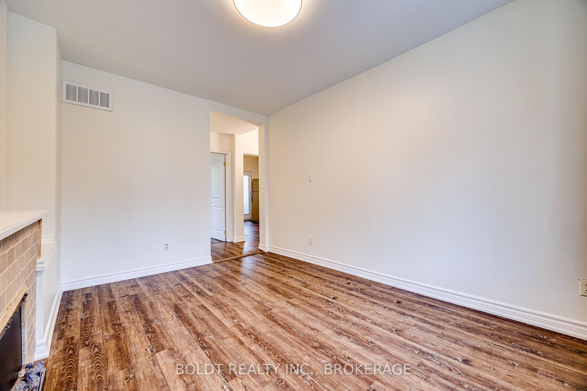 Photo 12 of 209 Rosslyn Avenue S, Hamilton, Delta — HOMEH