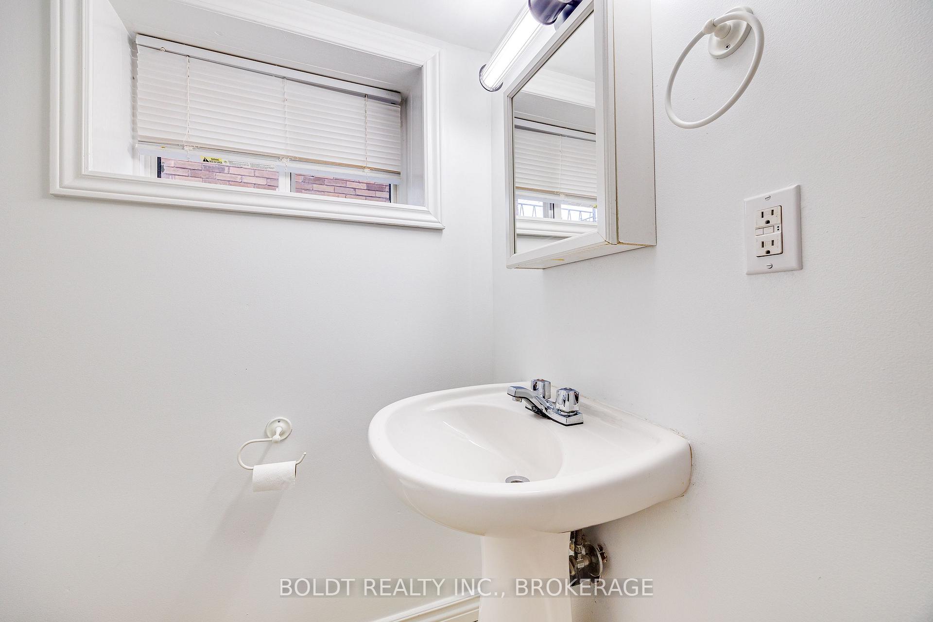 Photo 16 of 209 Rosslyn Avenue S, Hamilton, Delta — HOMEH