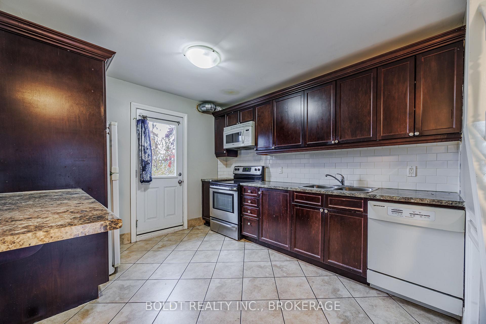 Photo 19 of 209 Rosslyn Avenue S, Hamilton, Delta — HOMEH