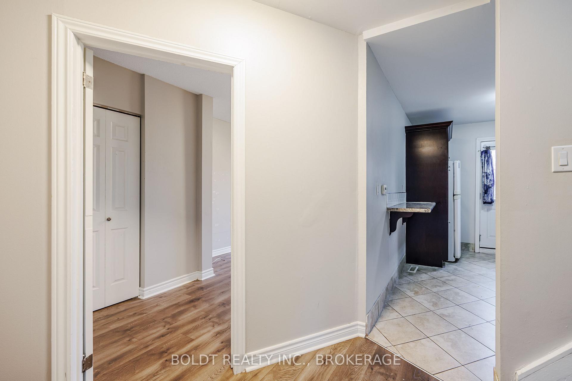 Photo 24 of 209 Rosslyn Avenue S, Hamilton, Delta — HOMEH