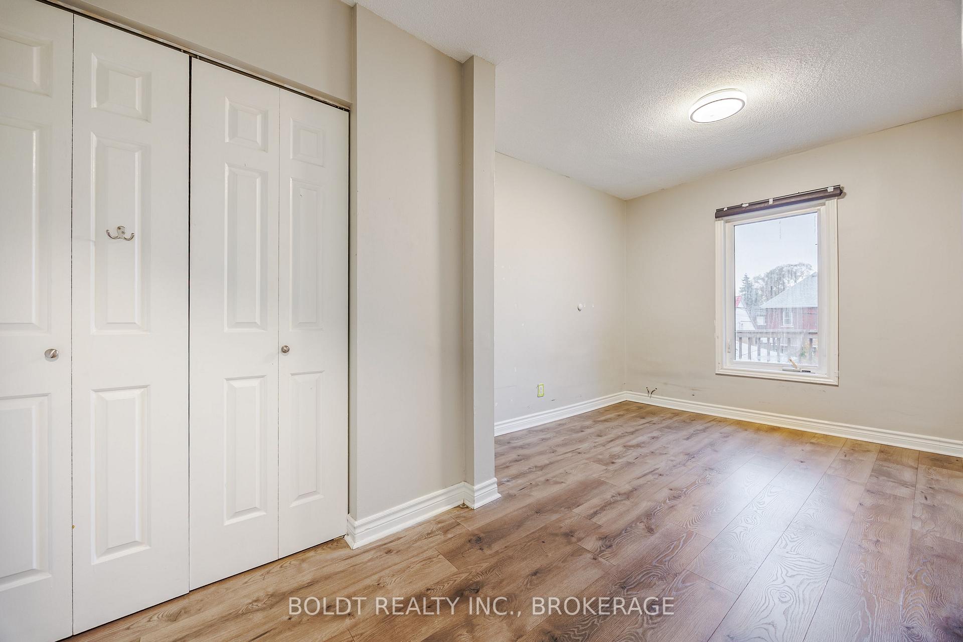 Photo 25 of 209 Rosslyn Avenue S, Hamilton, Delta — HOMEH