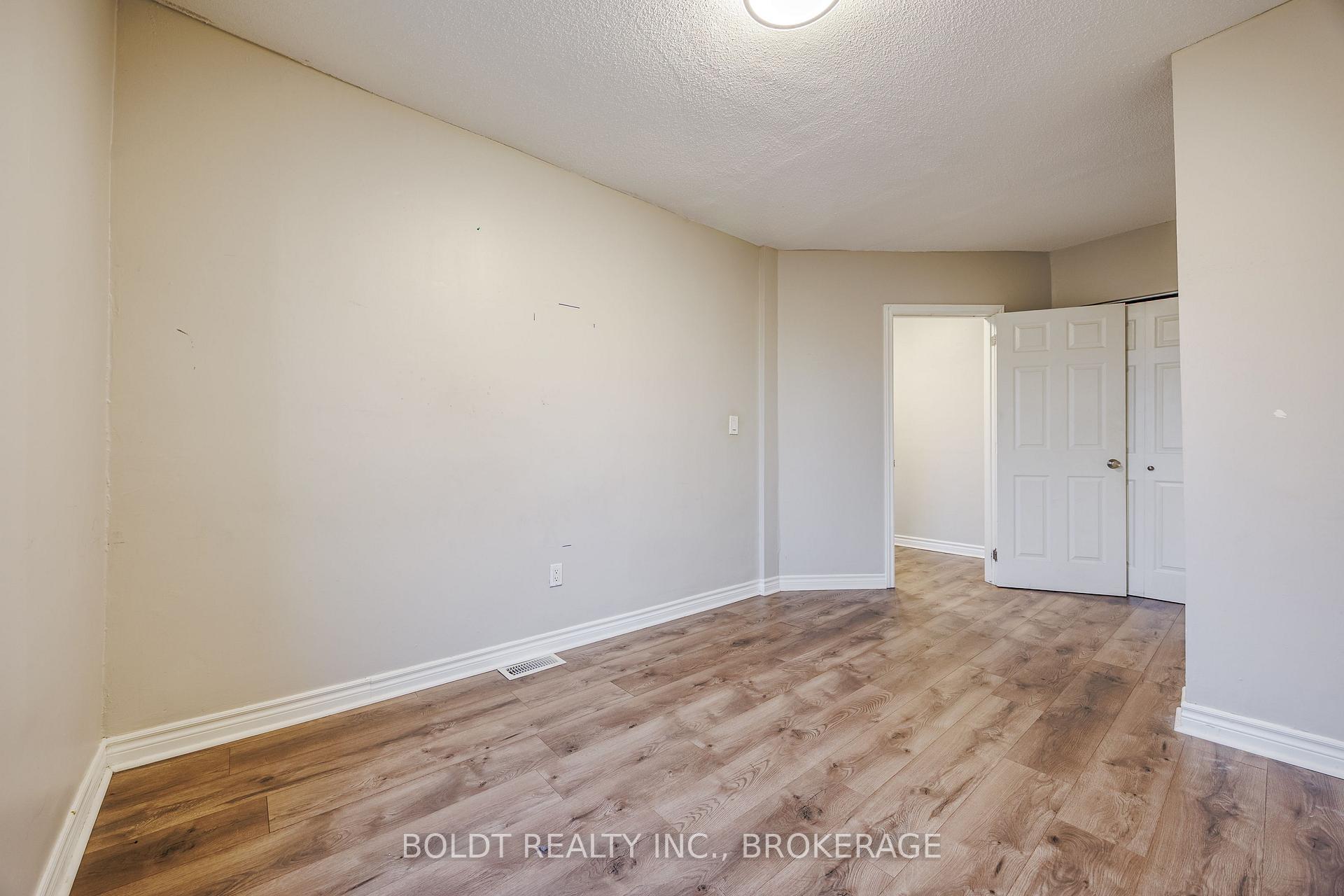 Photo 26 of 209 Rosslyn Avenue S, Hamilton, Delta — HOMEH