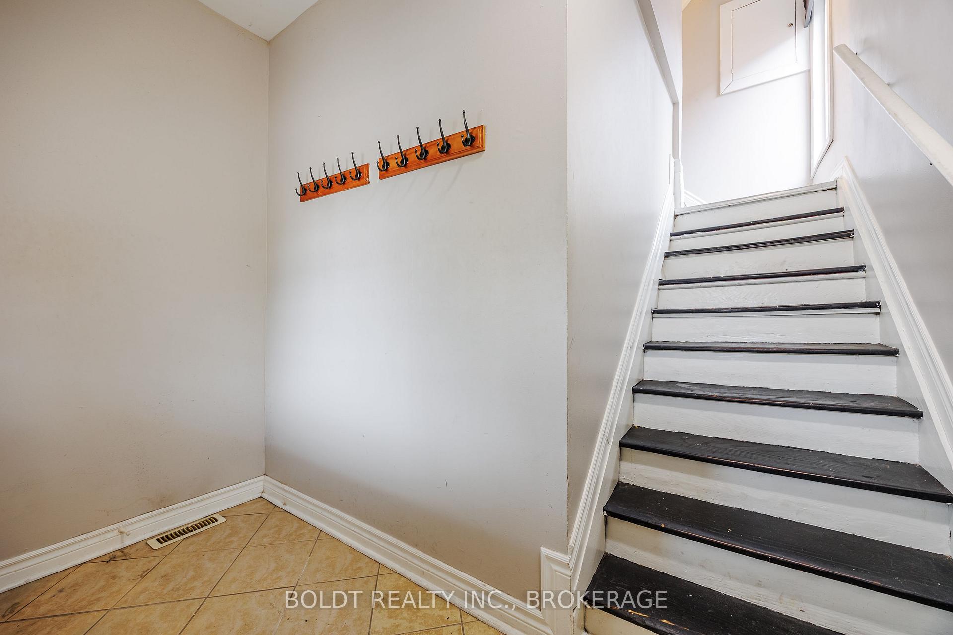 Photo 27 of 209 Rosslyn Avenue S, Hamilton, Delta — HOMEH