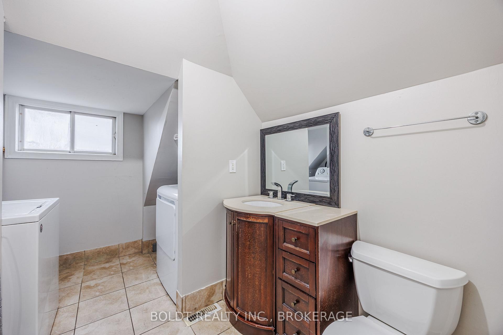 Photo 29 of 209 Rosslyn Avenue S, Hamilton, Delta — HOMEH