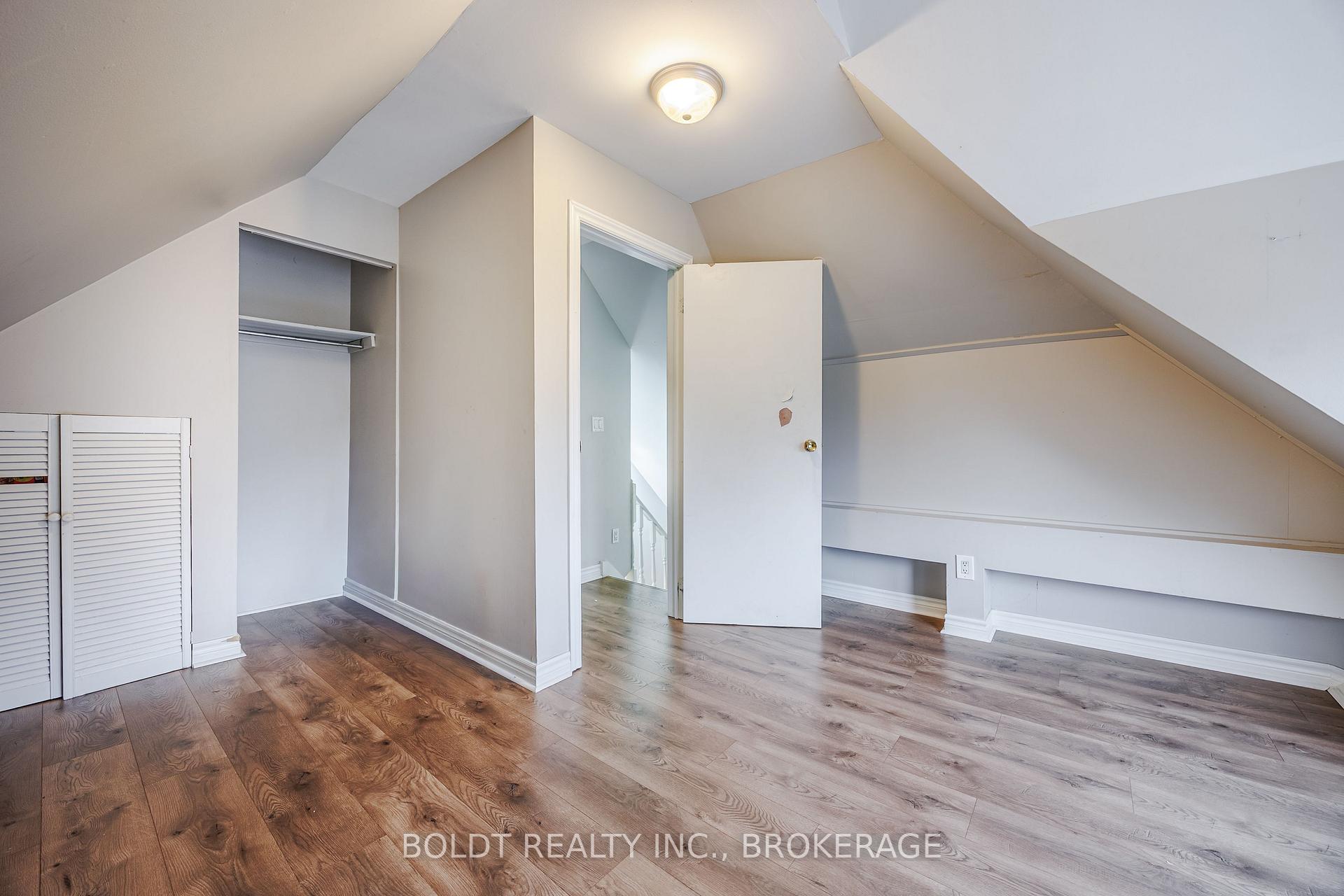 Photo 30 of 209 Rosslyn Avenue S, Hamilton, Delta — HOMEH