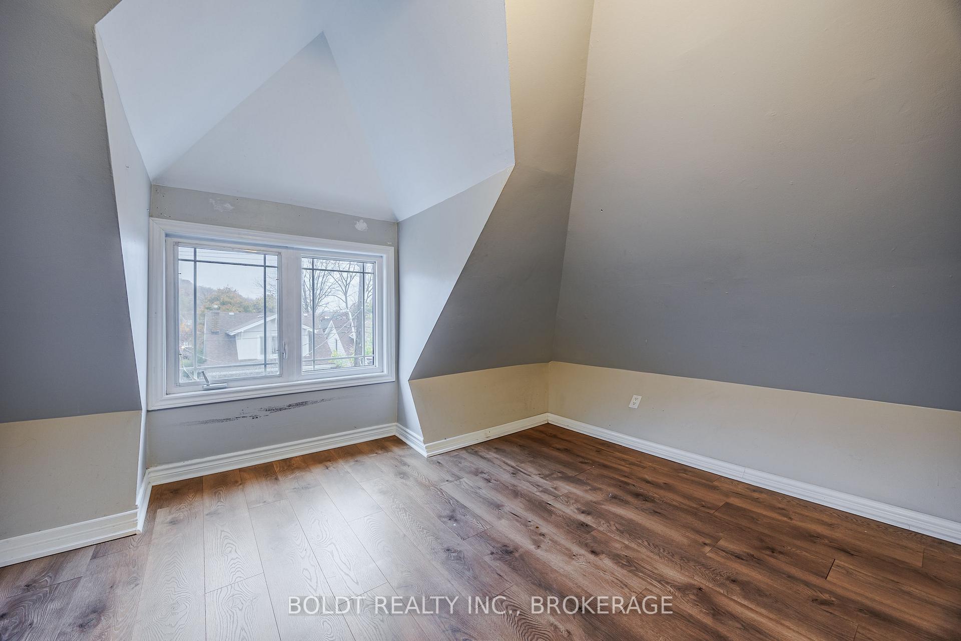 Photo 31 of 209 Rosslyn Avenue S, Hamilton, Delta — HOMEH