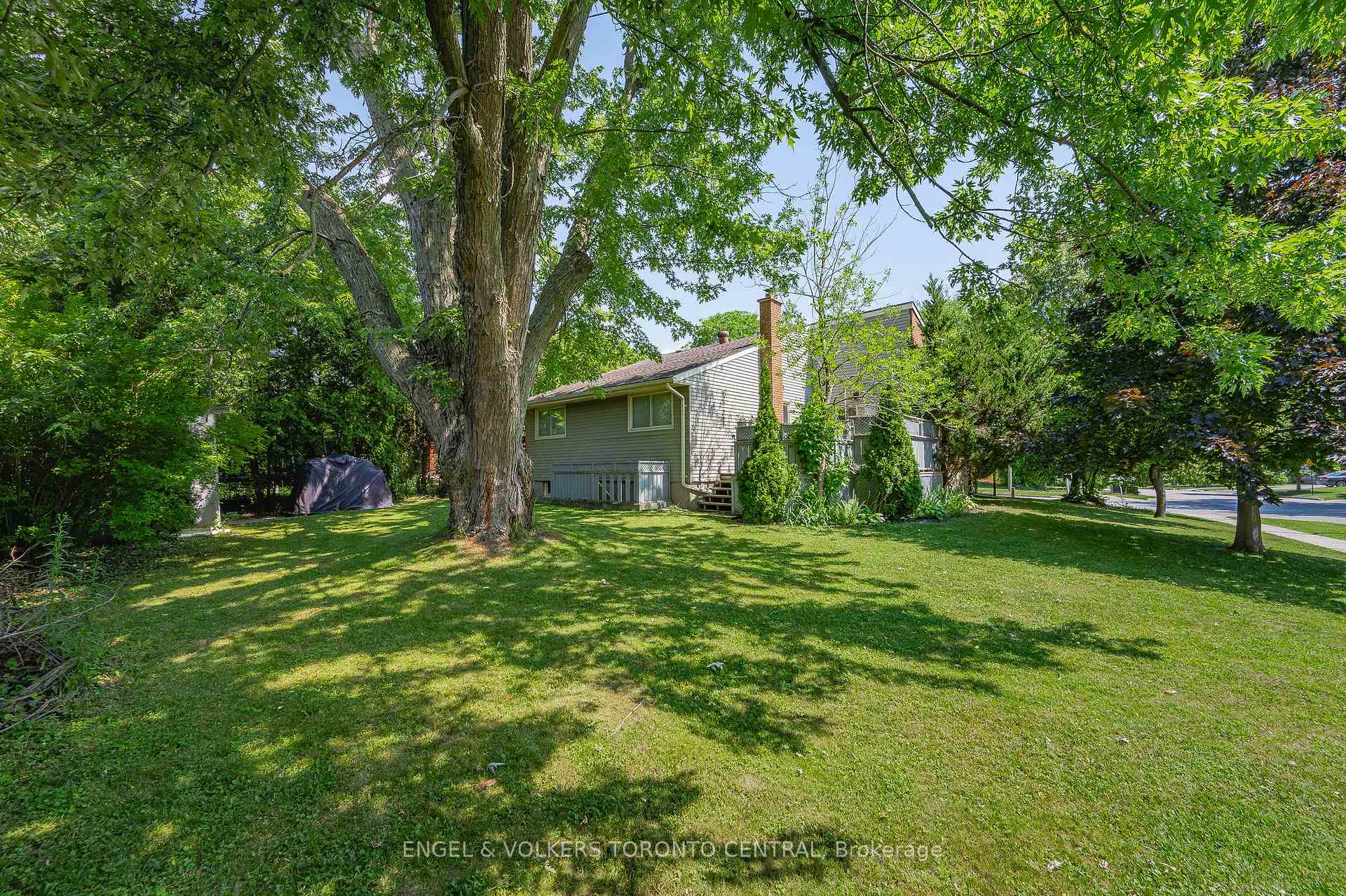 Photo 2 of 31 Mulberry Lane, Waterloo, Maple Hills — HOMEH