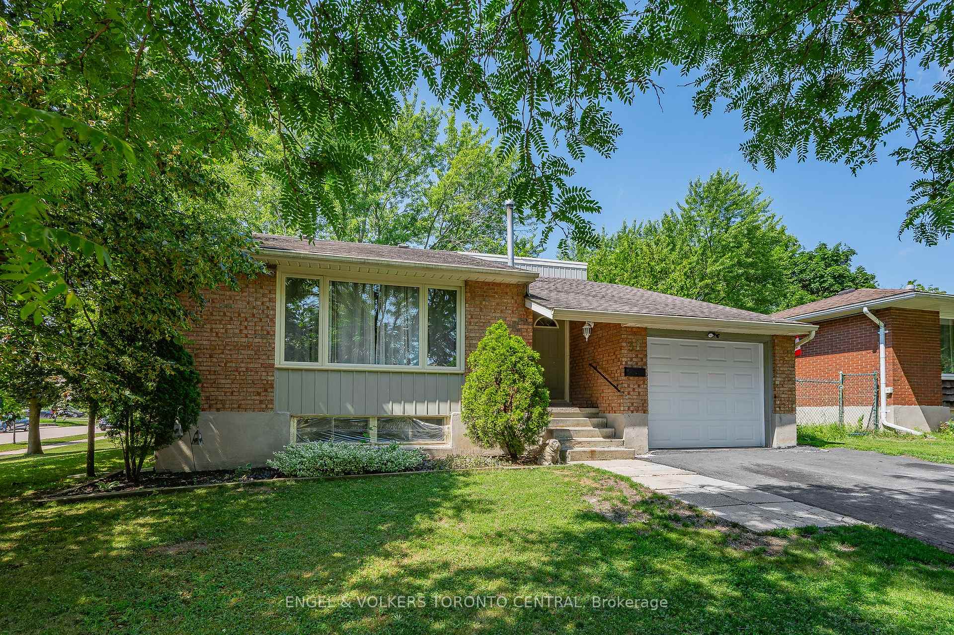 Photo 3 of 31 Mulberry Lane, Waterloo, Maple Hills — HOMEH